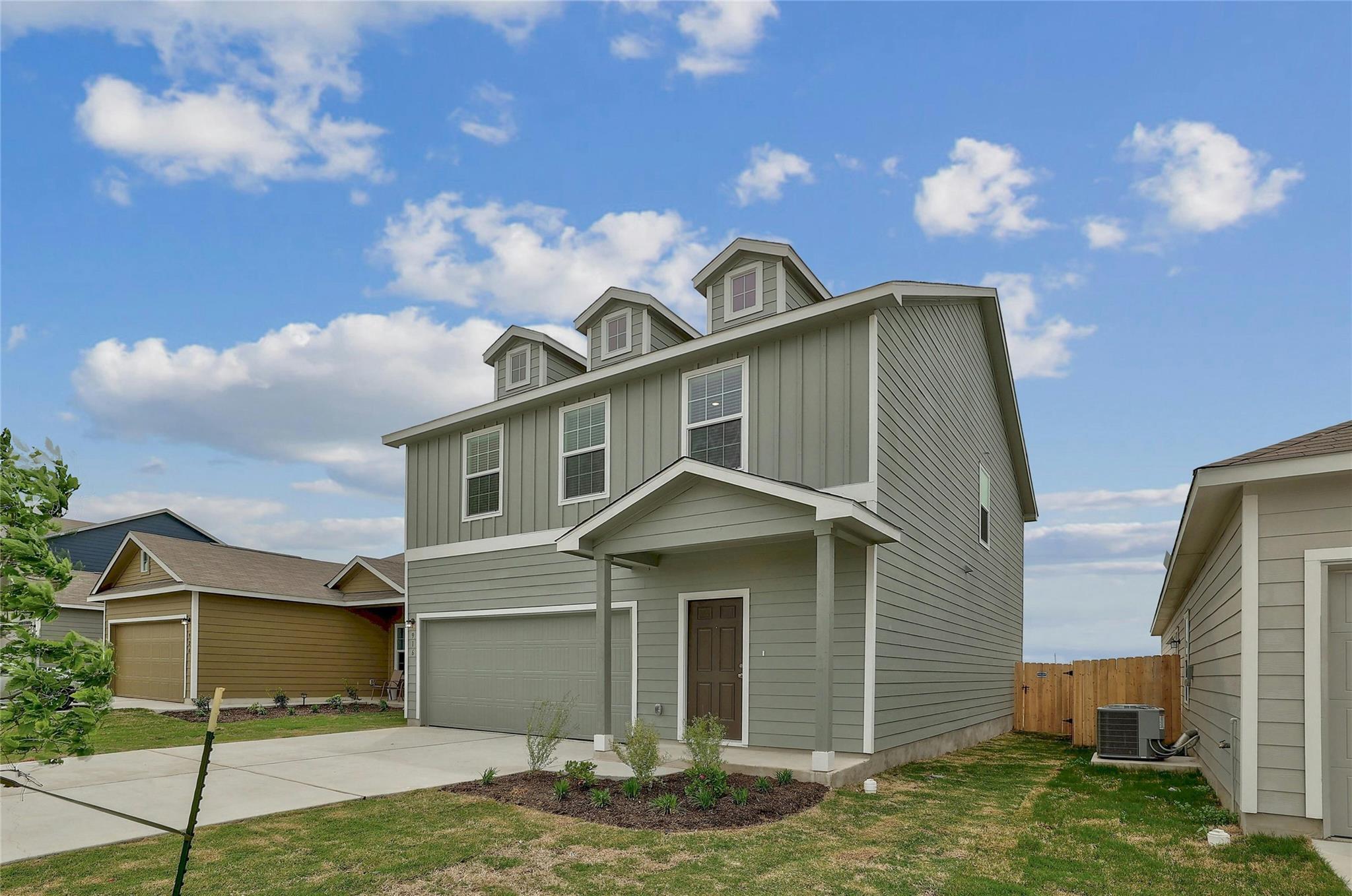 Listing photo 1 of 916  Rancho Del Cielo Loop