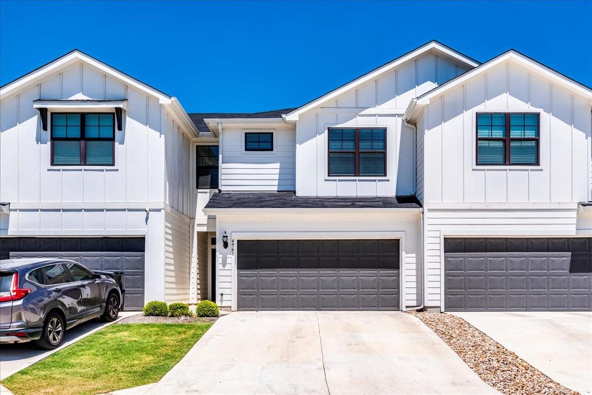 Listing photo 1 of 496  Fieldwood Dr  #B