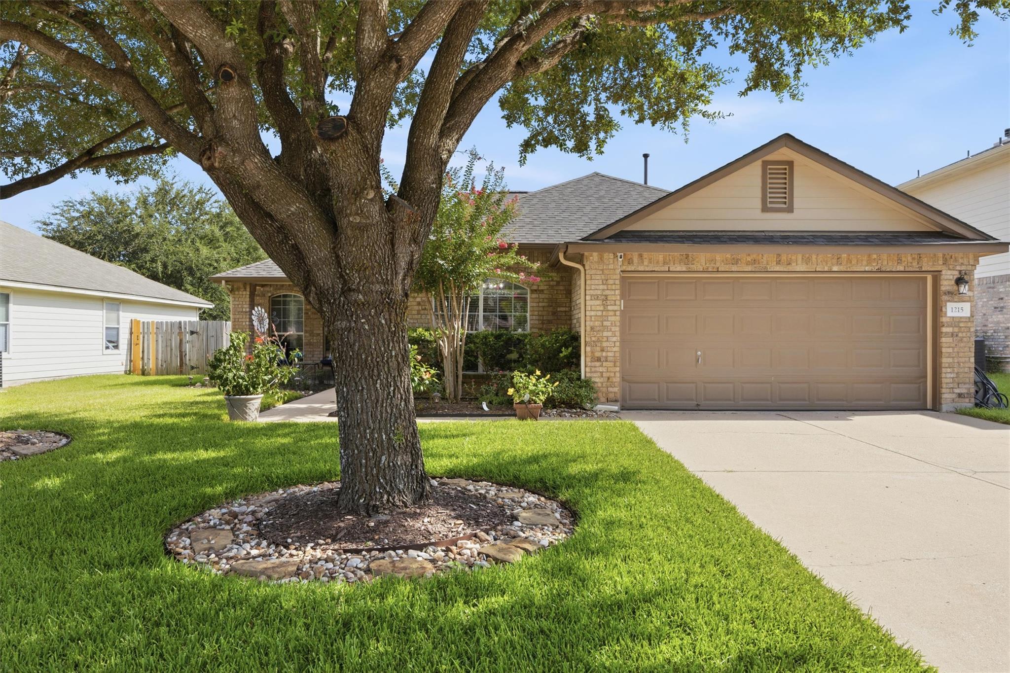 Mature trees and meticulously manicured lawns fra