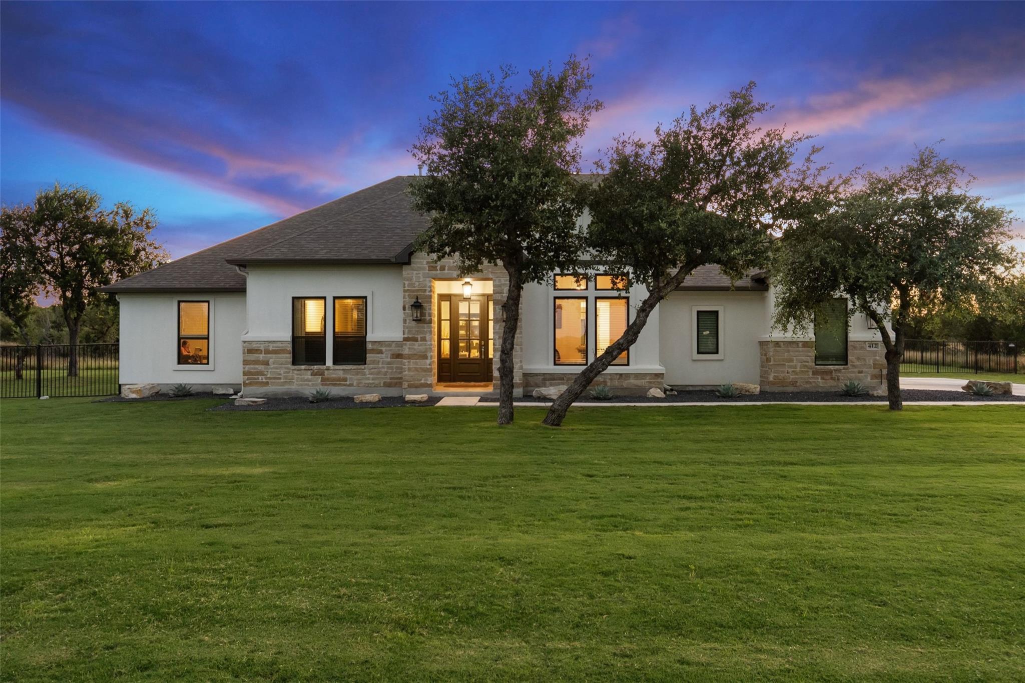 Listing photo 1 of 412  Oakpark Dr