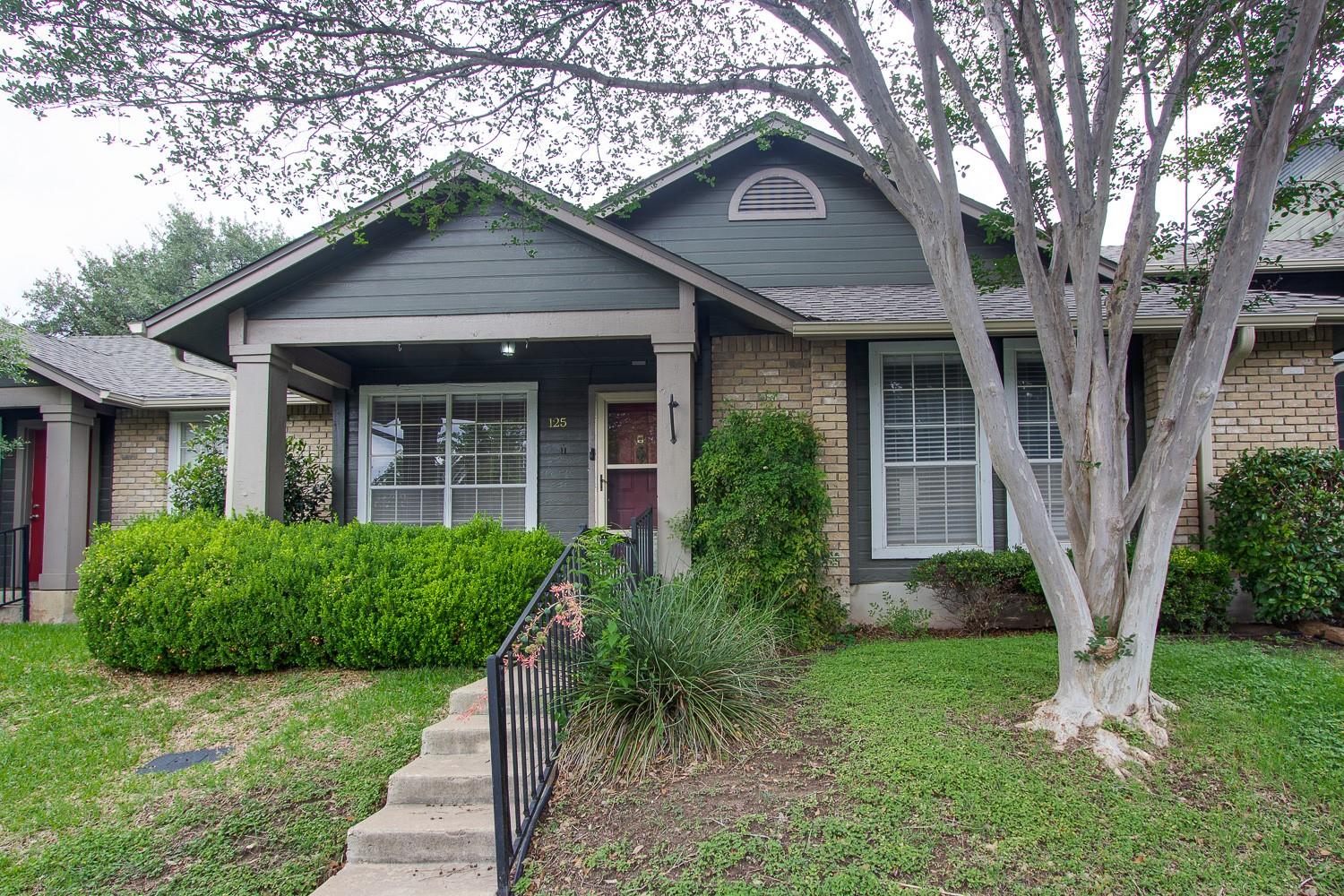 Single-story residence featuring a combination of
