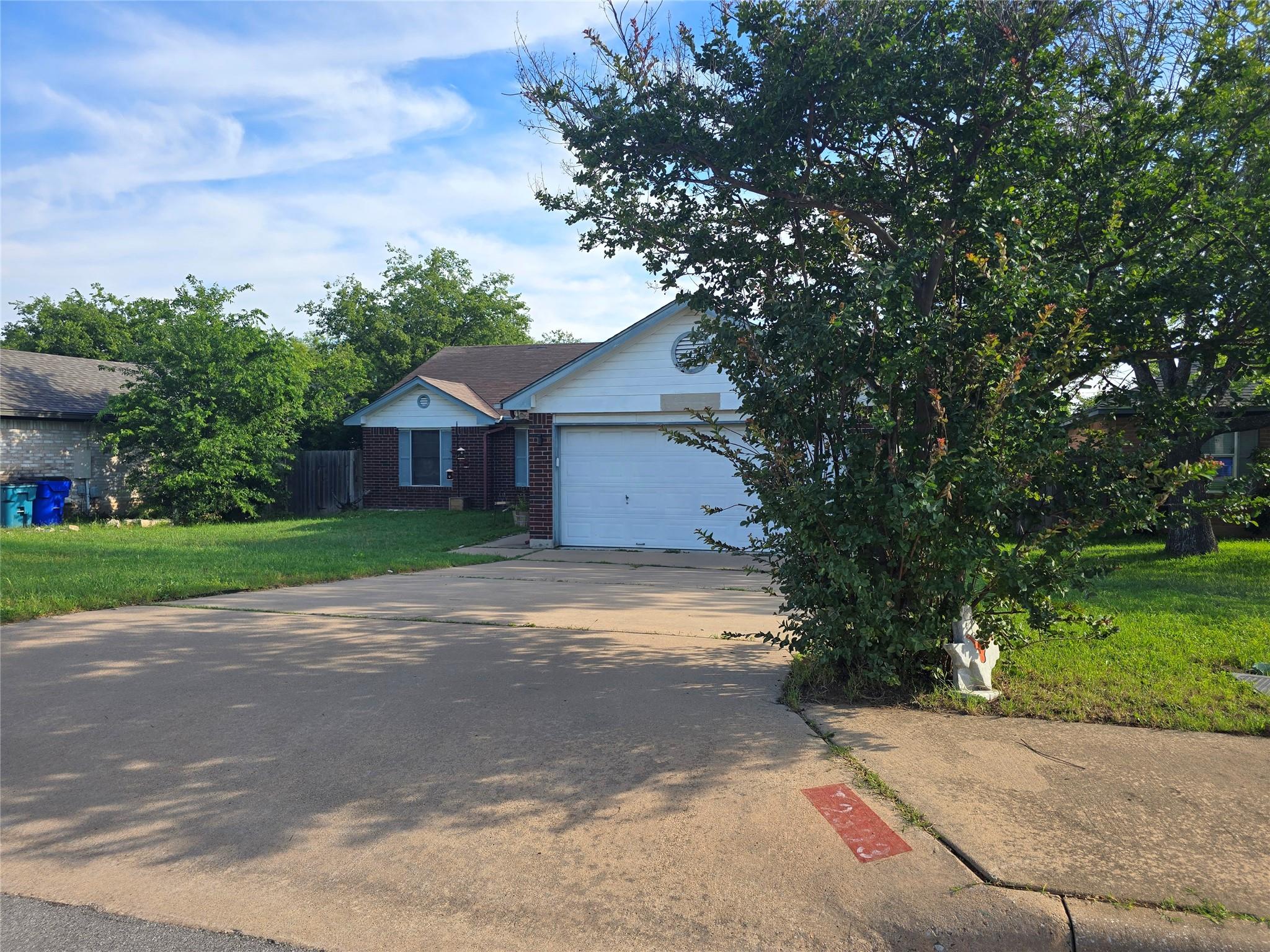 Well-maintained front yard offers ample space, co