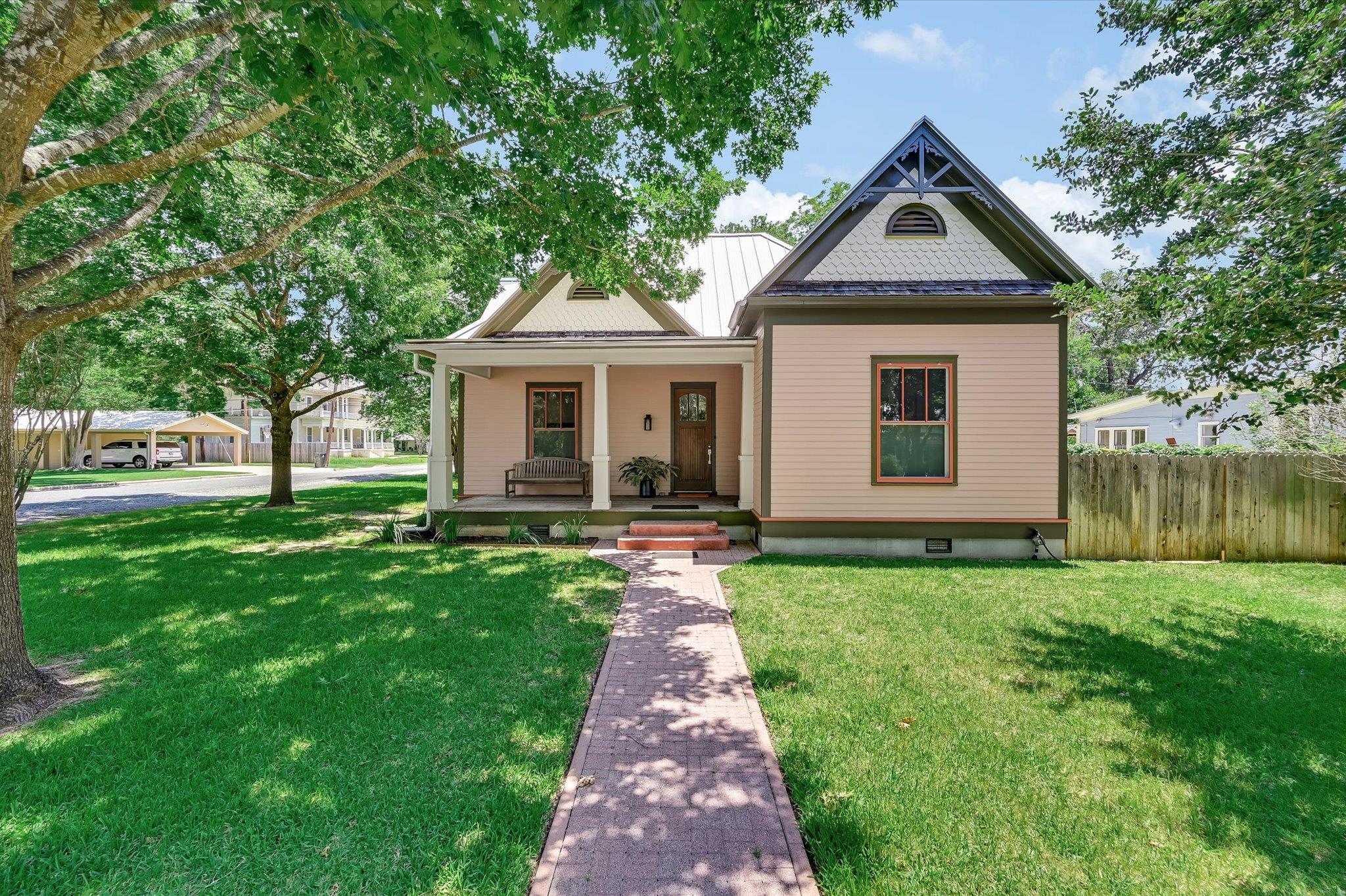 Charming facade featuring a covered front porch, 