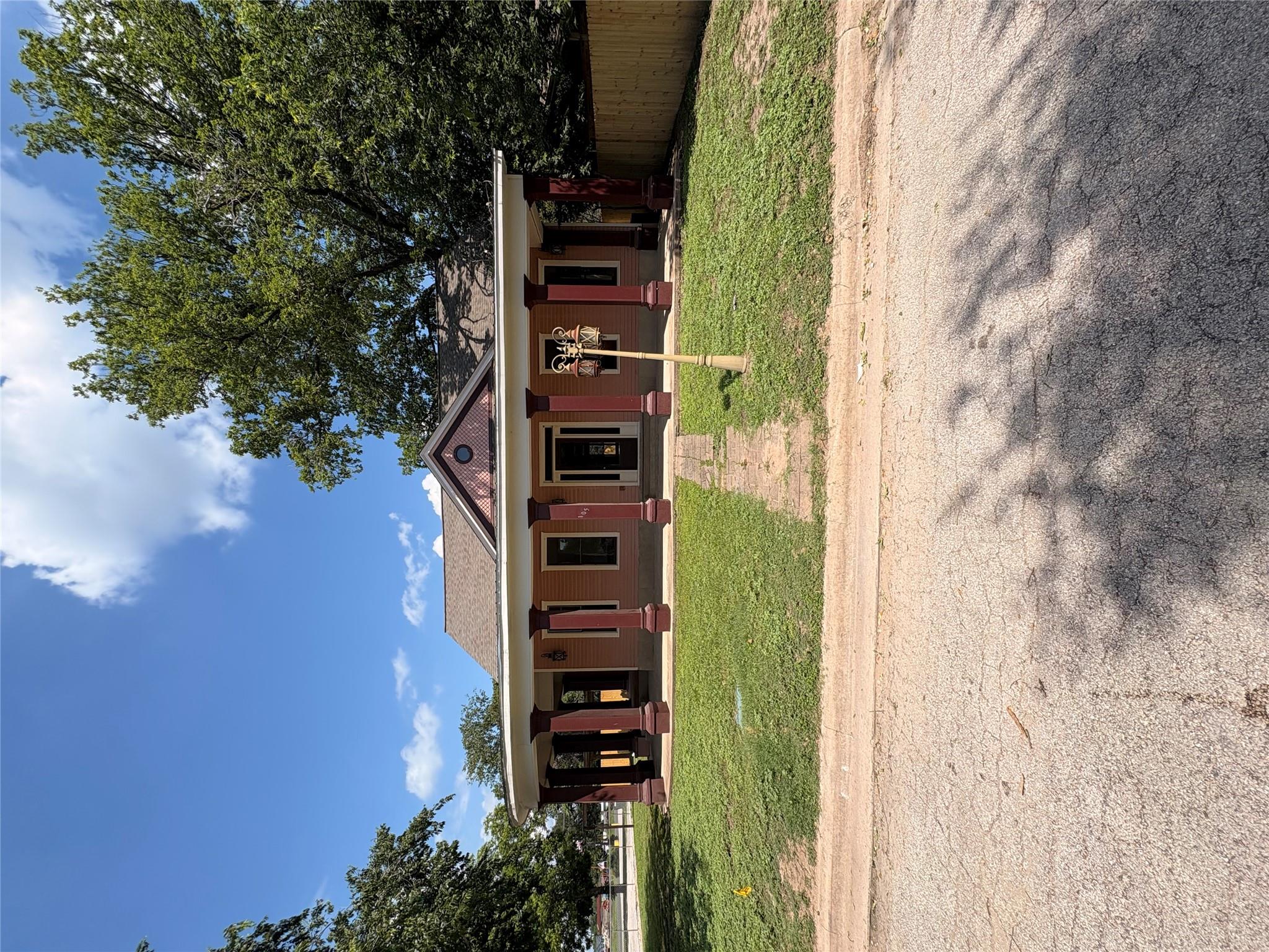 Single-story residence featuring a covered porch 