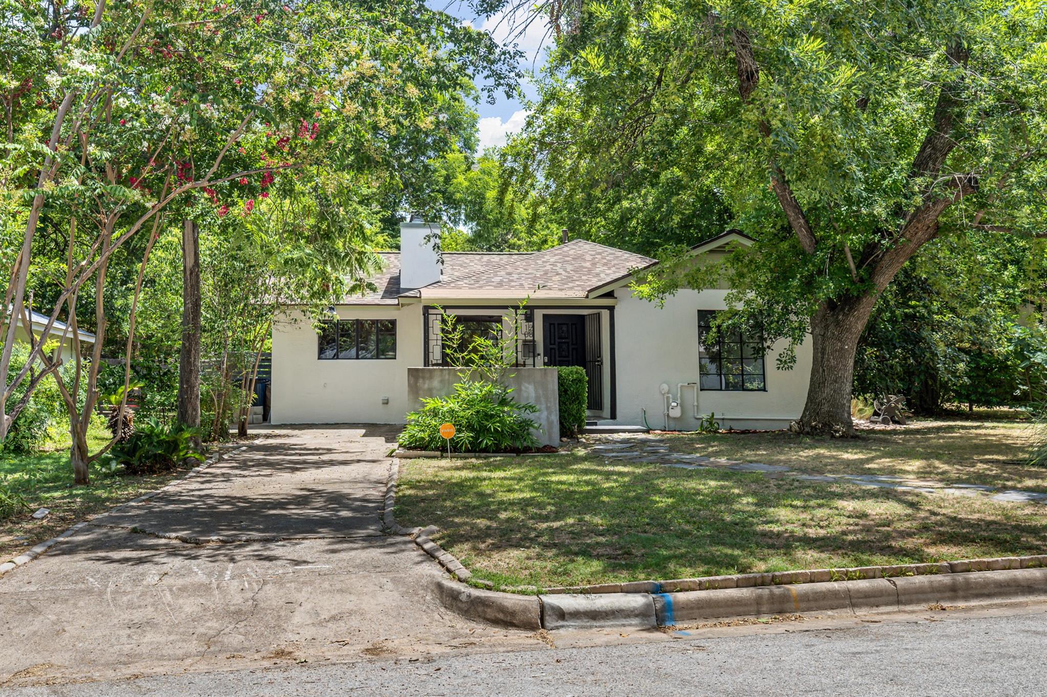 Listing photo 1 of 1208  Fairwood Rd