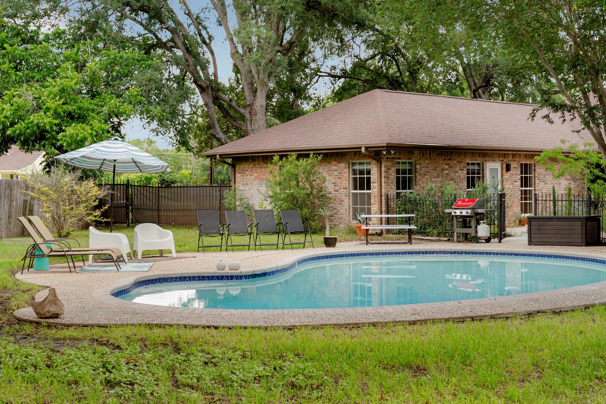 An inviting backyard oasis awaits with a sparklin