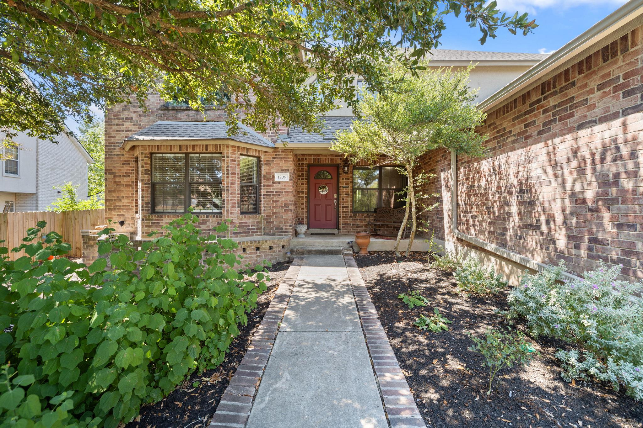 Listing photo 1 of 1209  Faber Dr