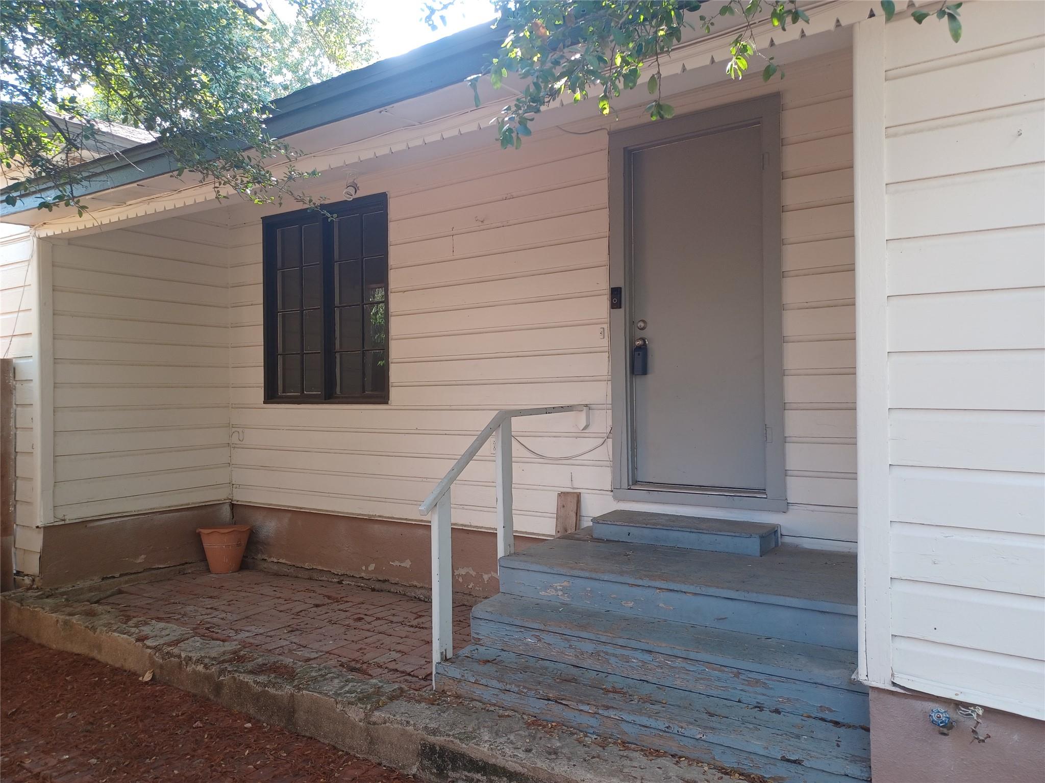 Listing photo 1 of 2808  Windsor Rd  #B