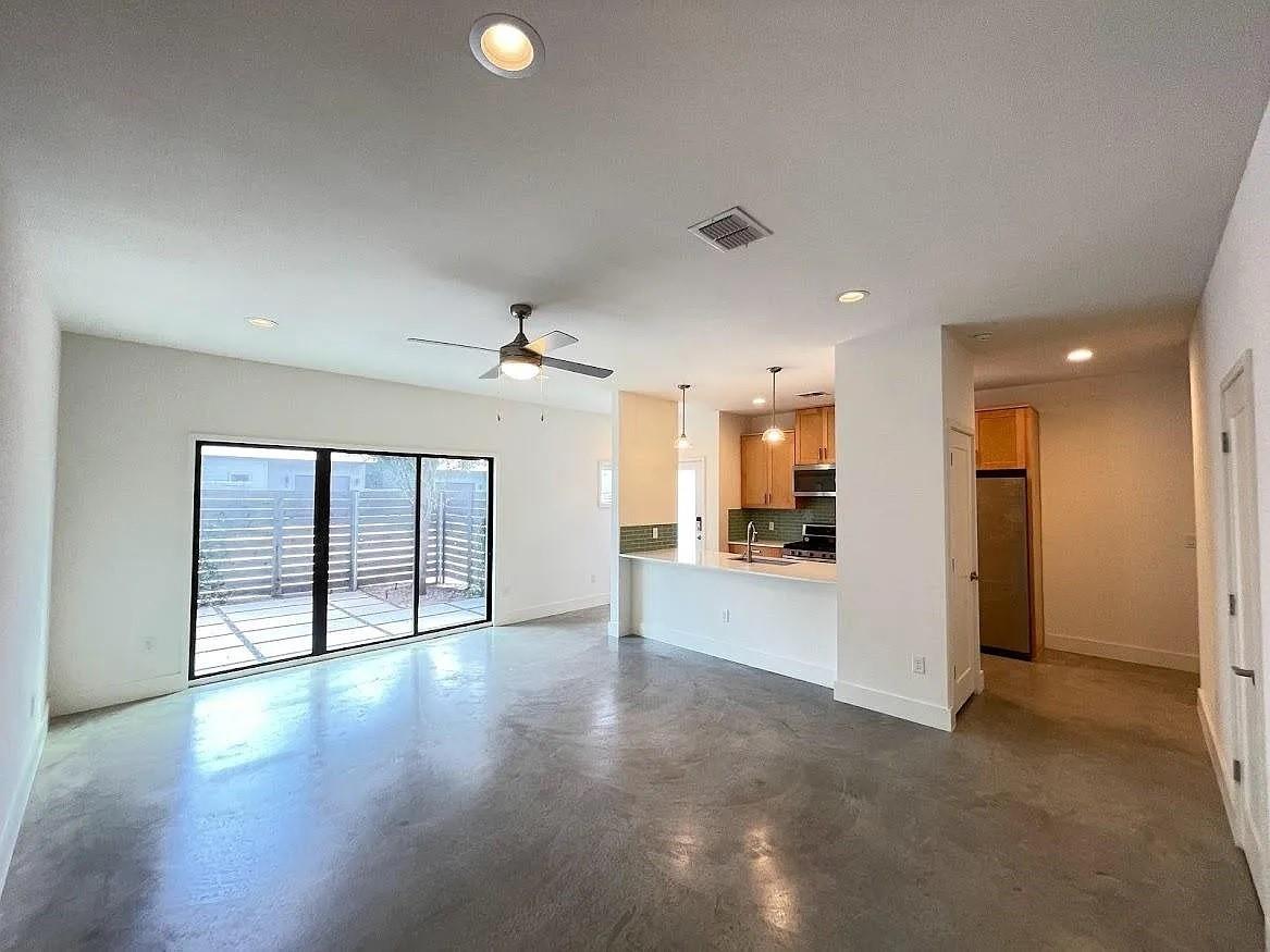 Listing photo 1 of 2101  Montopolis Dr  #20