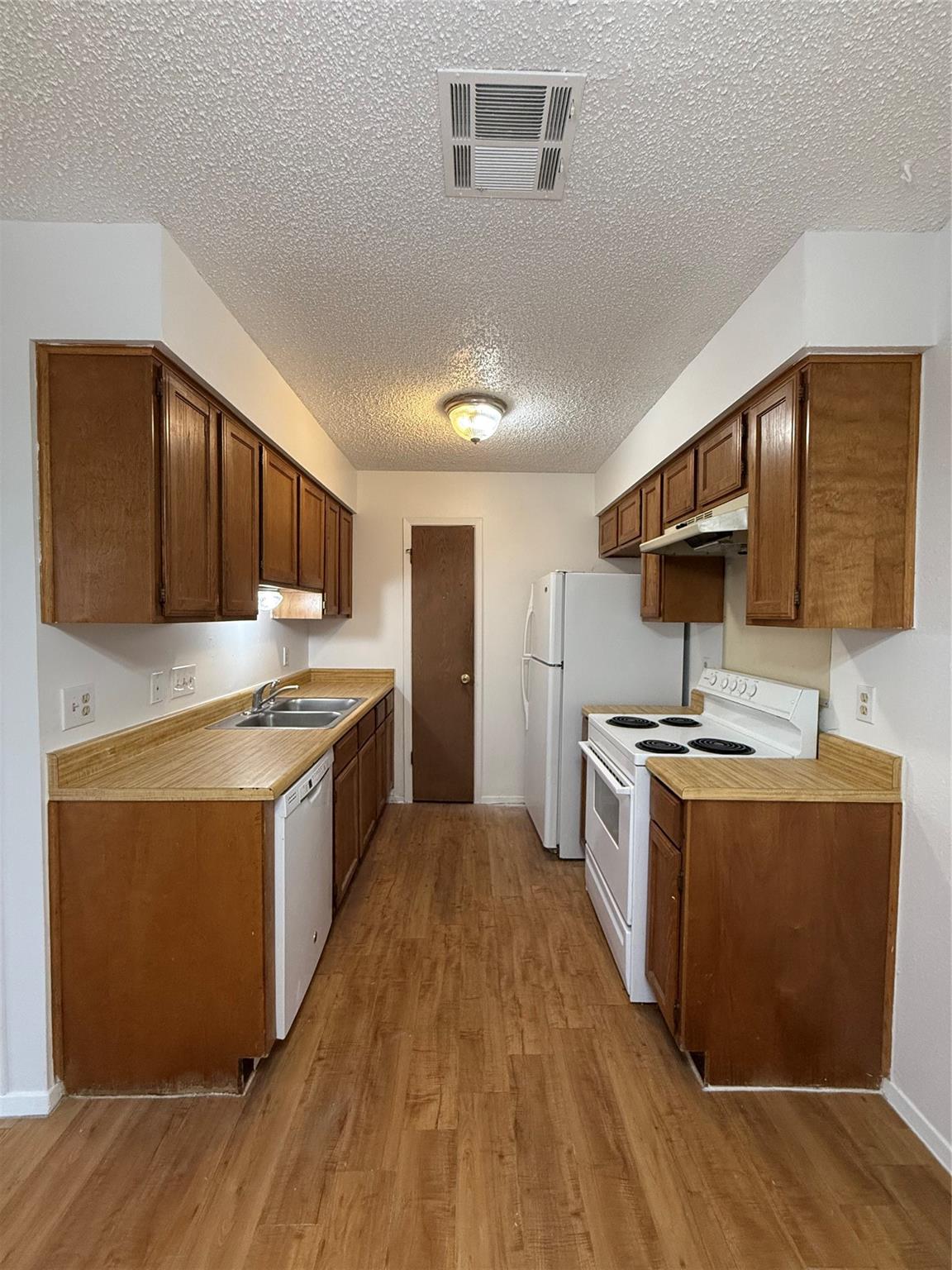 Listing photo 1 of 2115  Courtney St