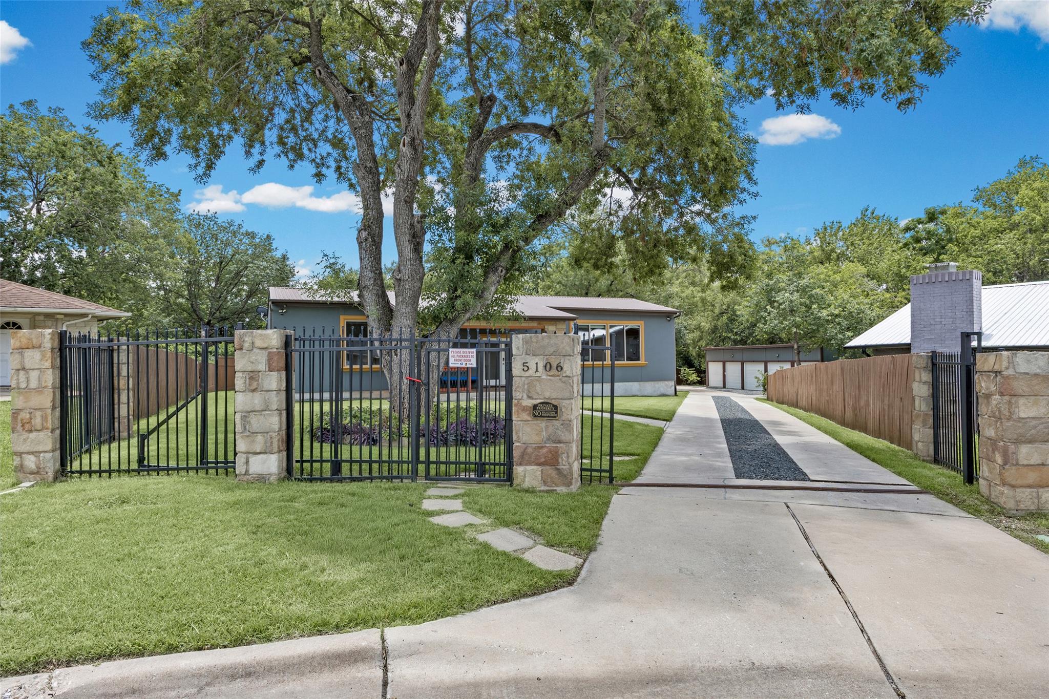 Listing photo 1 of 5106  Spruce Cv