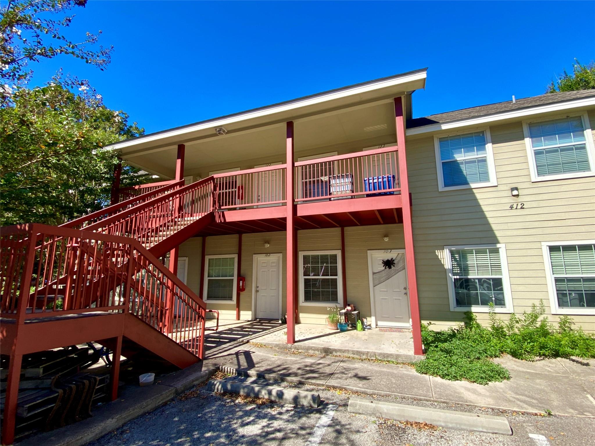 Listing photo 1 of 412  Burleson St  #121