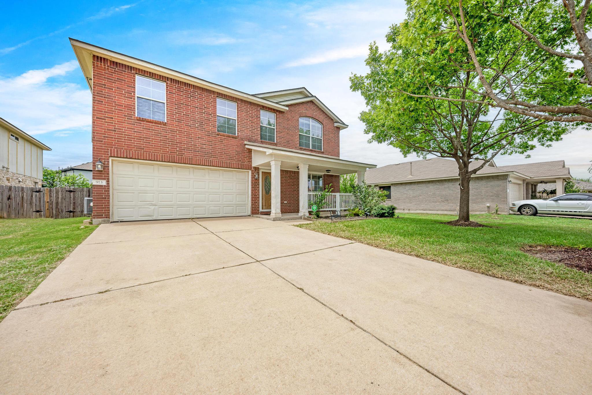 Listing photo 1 of 913  Whitley Dr