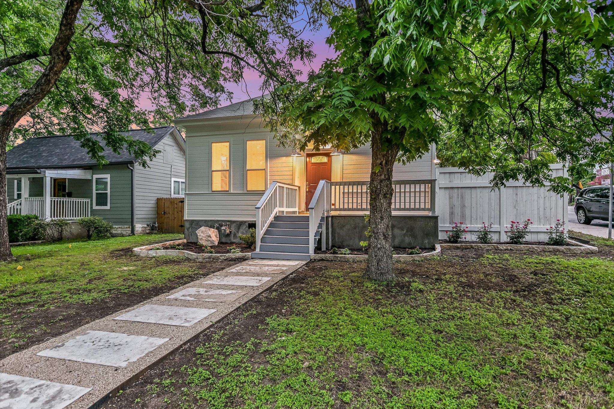 Listing photo 1 of 1711  Eva St