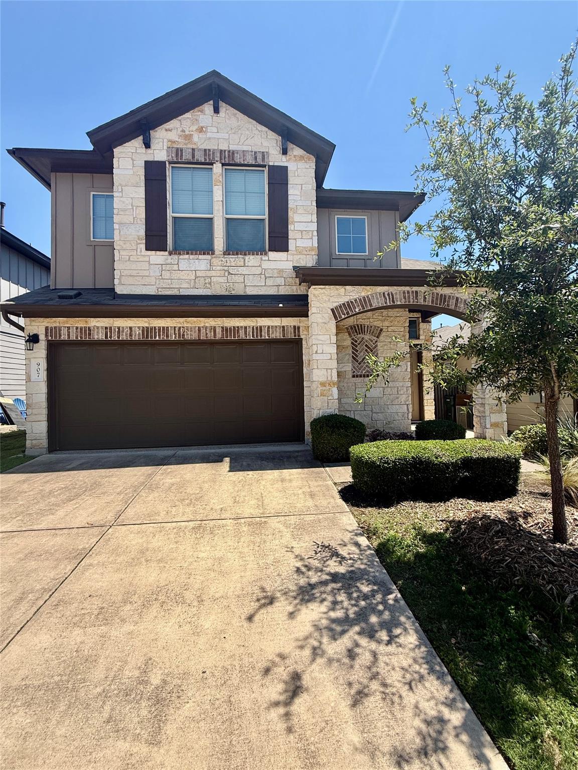Listing photo 1 of 907  Sleepy Dell Ln