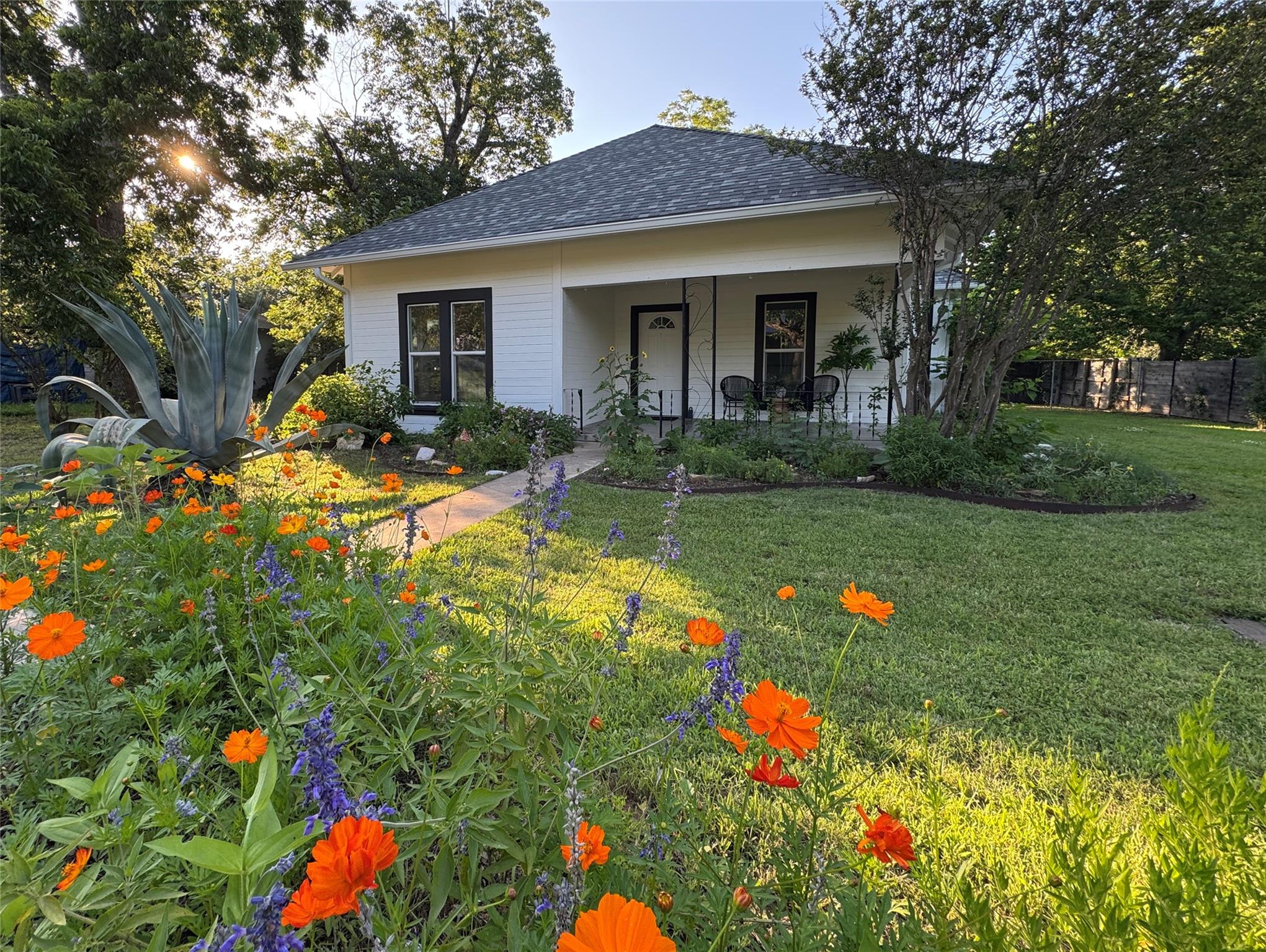 Listing photo 1 of 302 E Brenham St