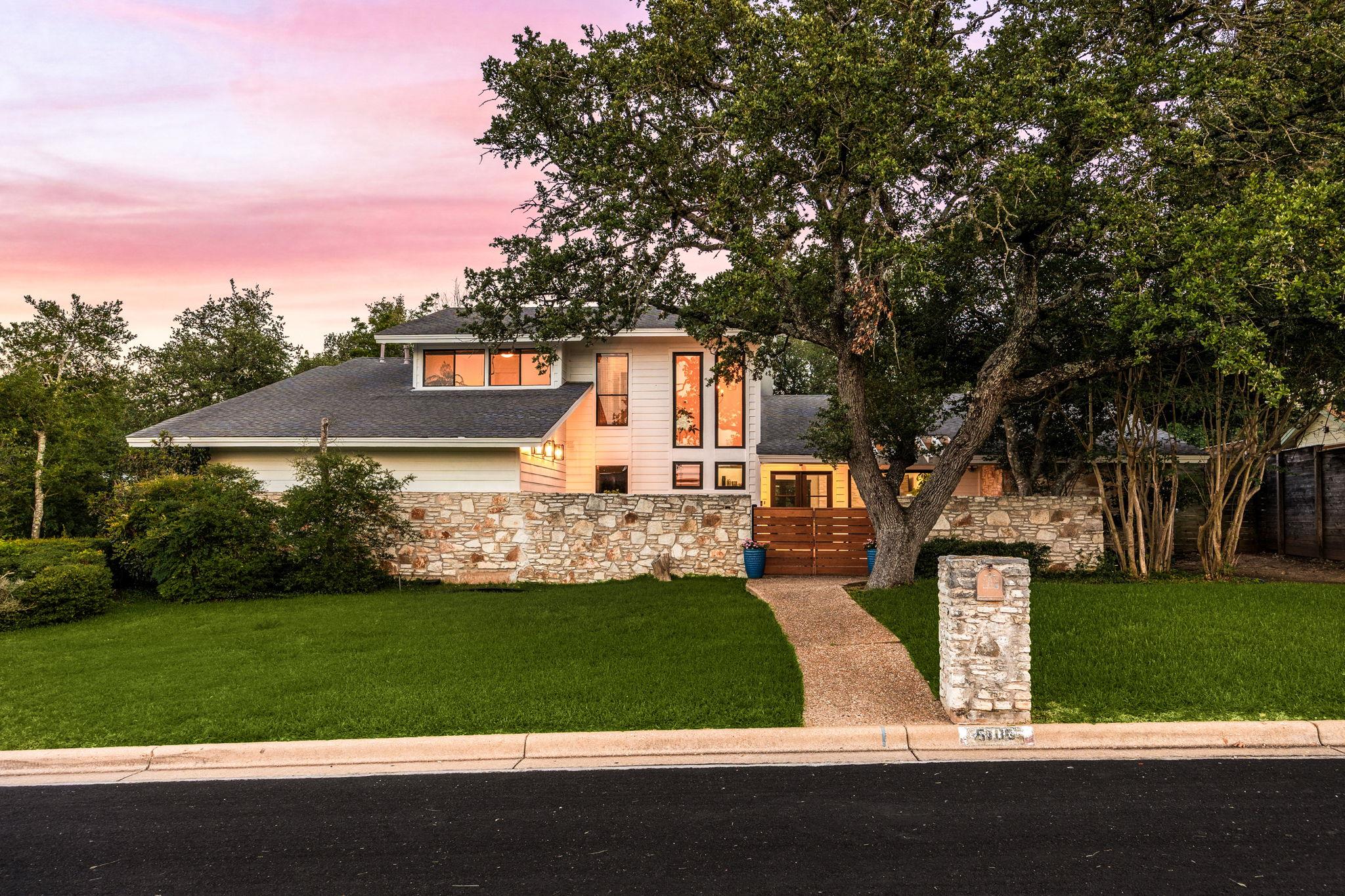 Listing photo 1 of 5105 N Rim Dr