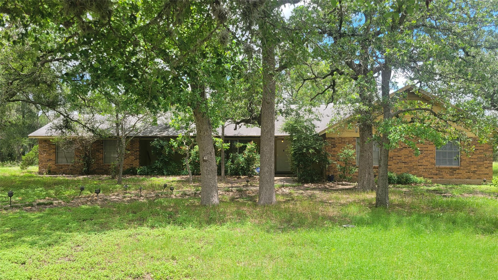 Listing photo 1 of 123  River Oaks Dr