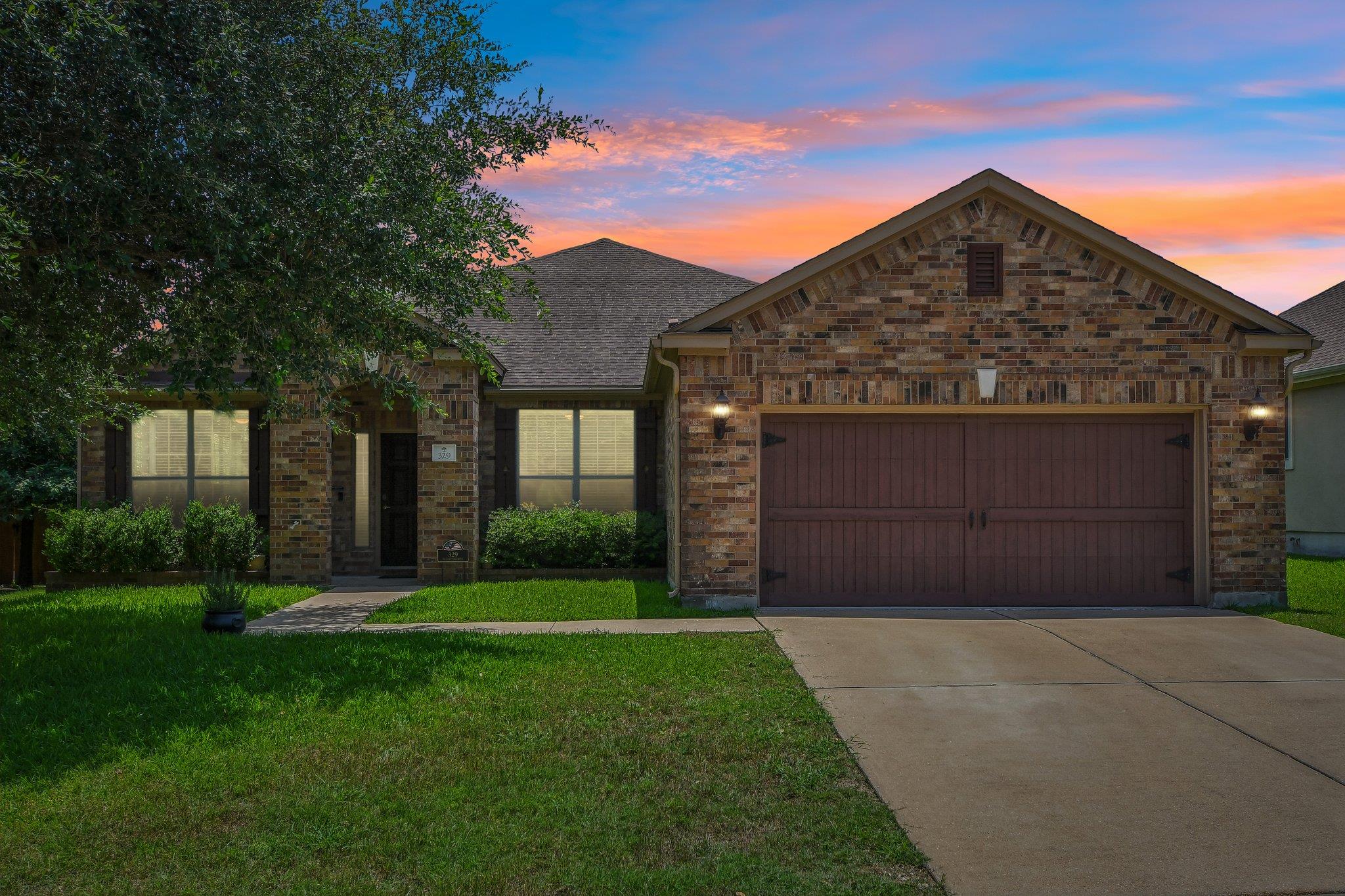 Listing photo 1 of 329  Island Oak Dr