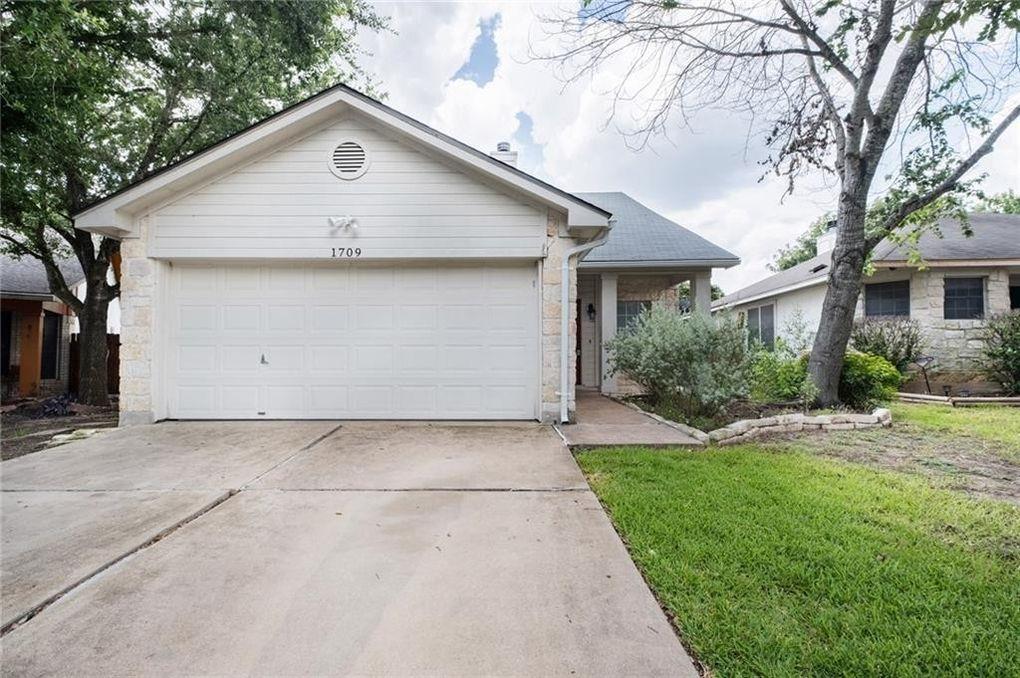 A classic ranch-style residence featuring an inte