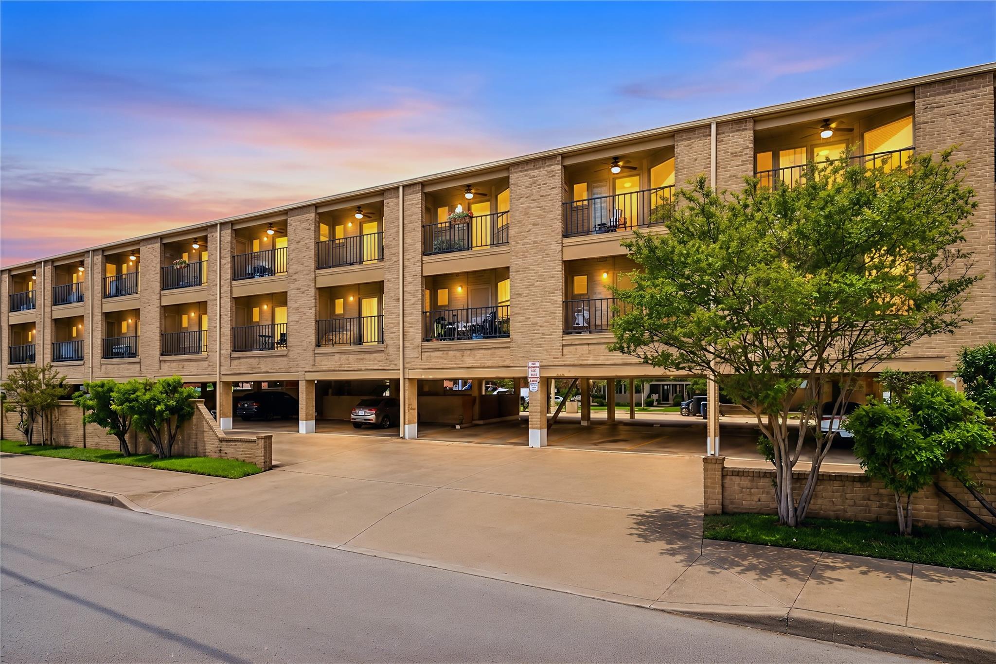 Ảnh nhà đang rao bán 1 của 3316  Guadalupe St  #213