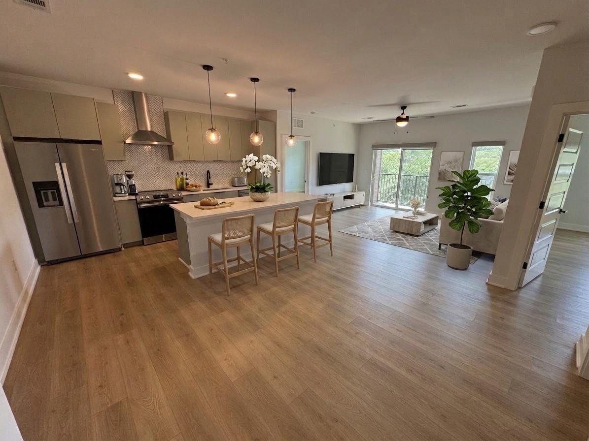 Listing photo 1 of 2500  Longview St  #302