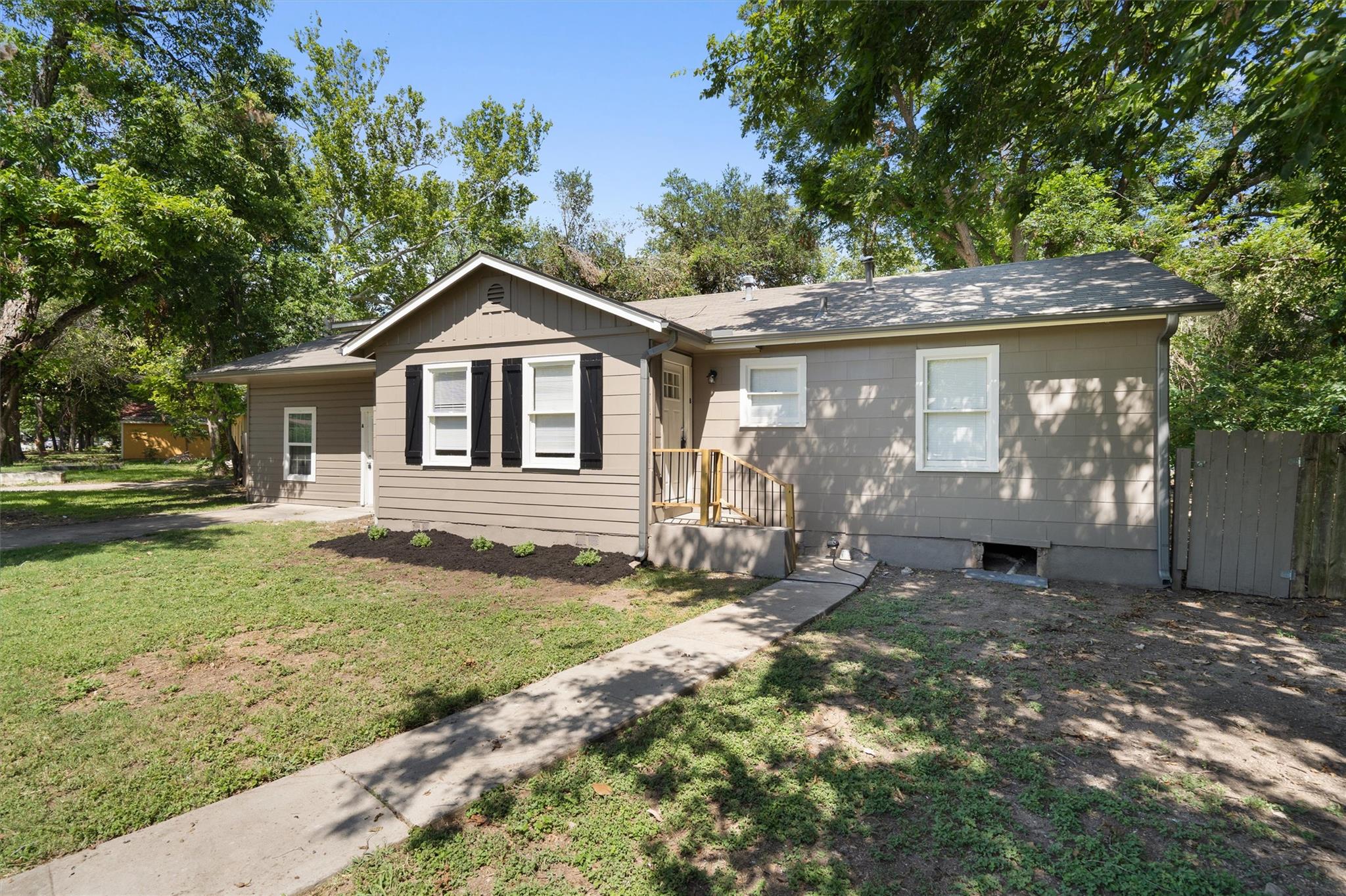 Listing photo 1 of 1012  Barbara Dr  #B