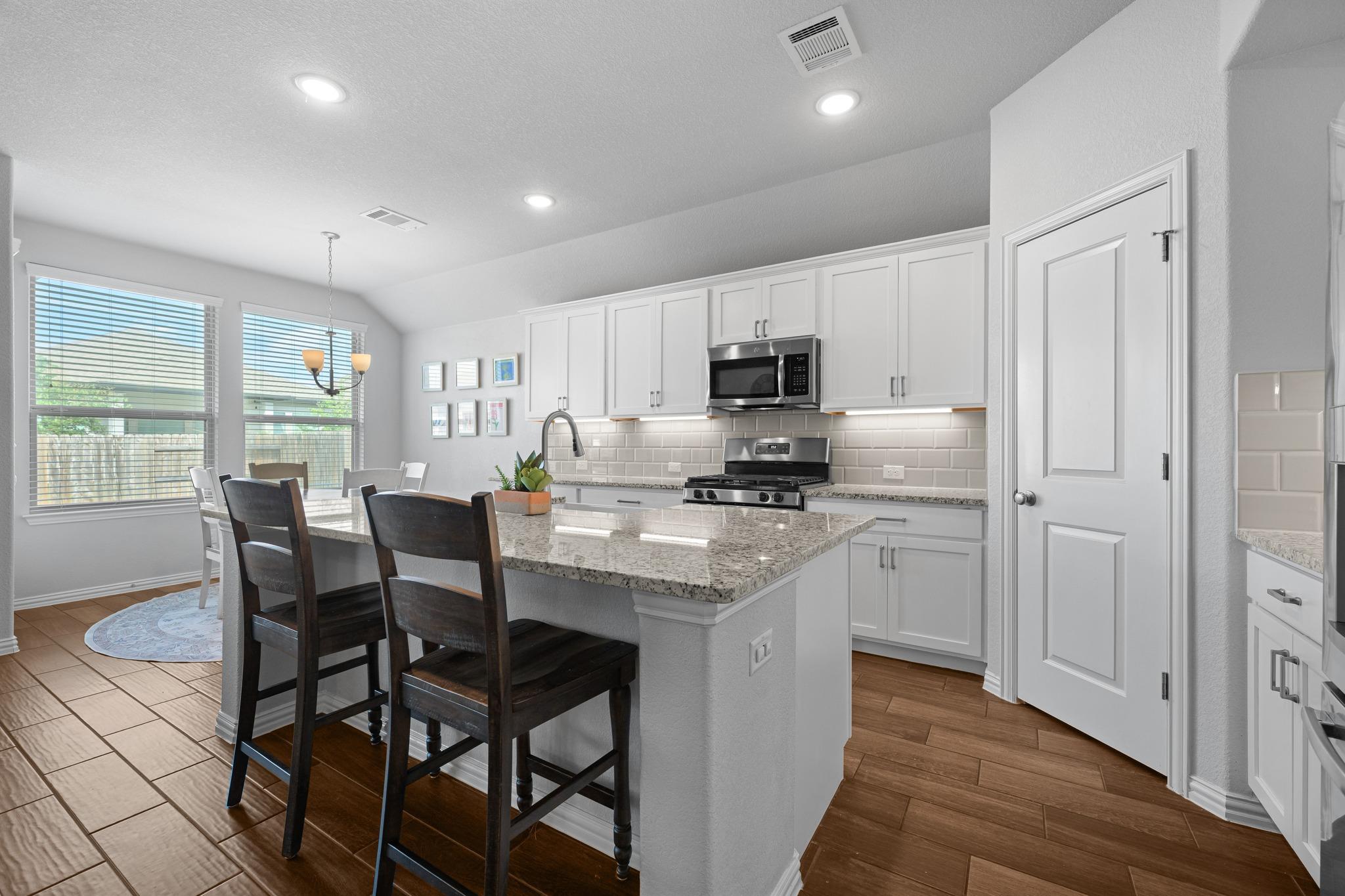 Listing photo 1 of 4174  Kingsley Ave