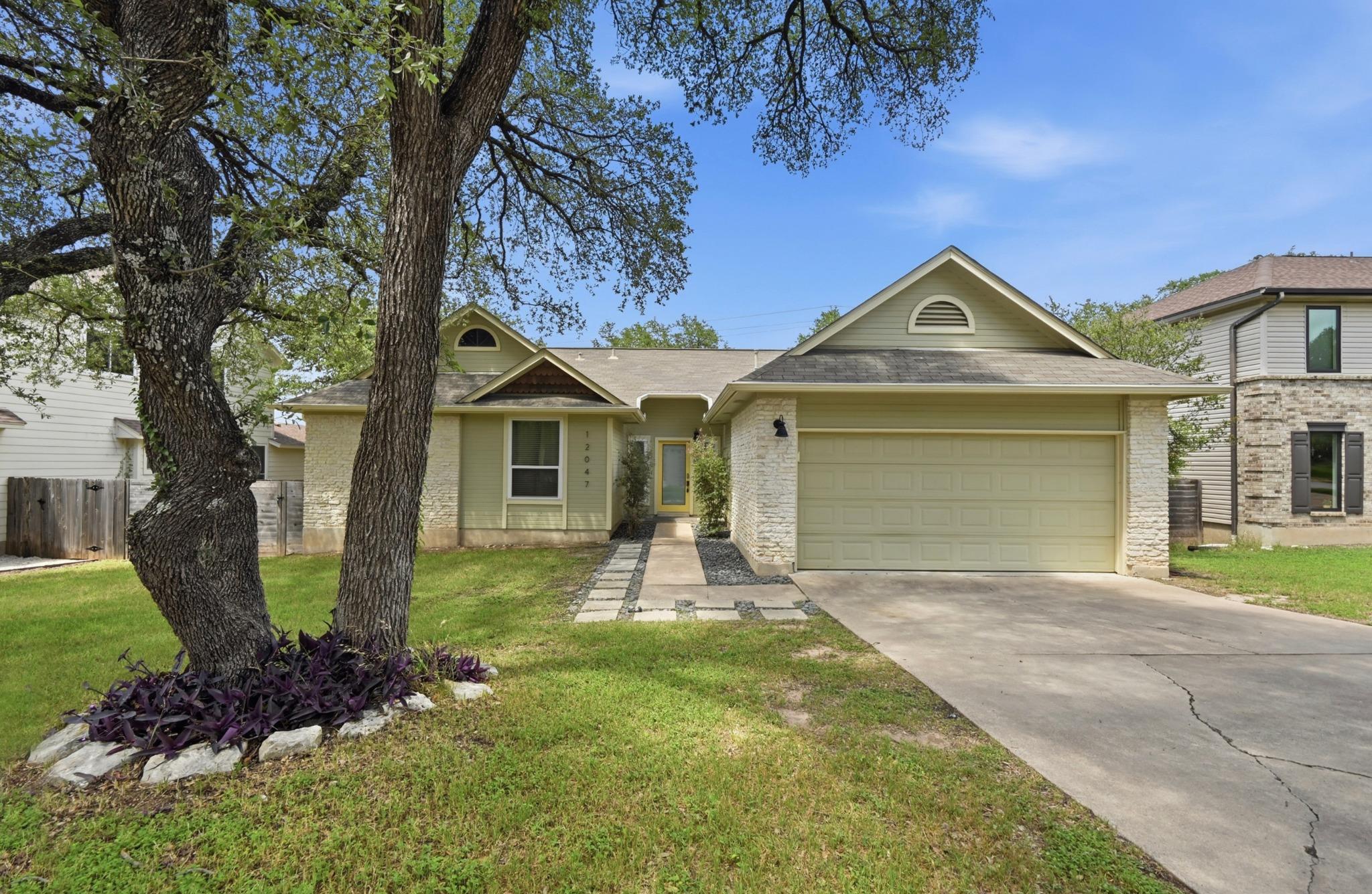 Listing photo 1 of 12047  Lincolnshire Dr