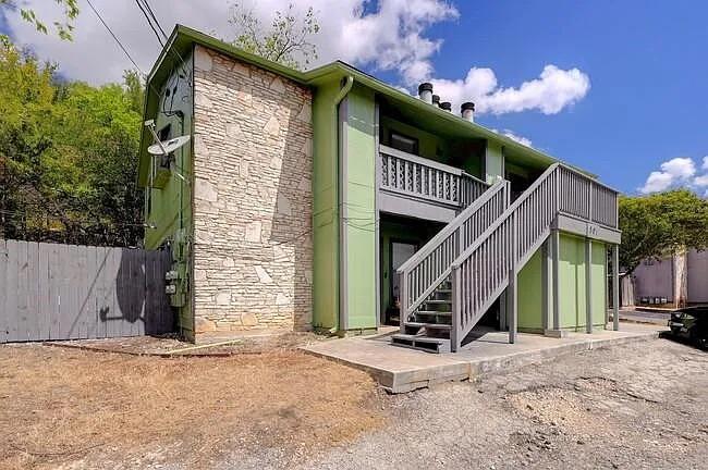 A striking exterior combines stone veneer and sid