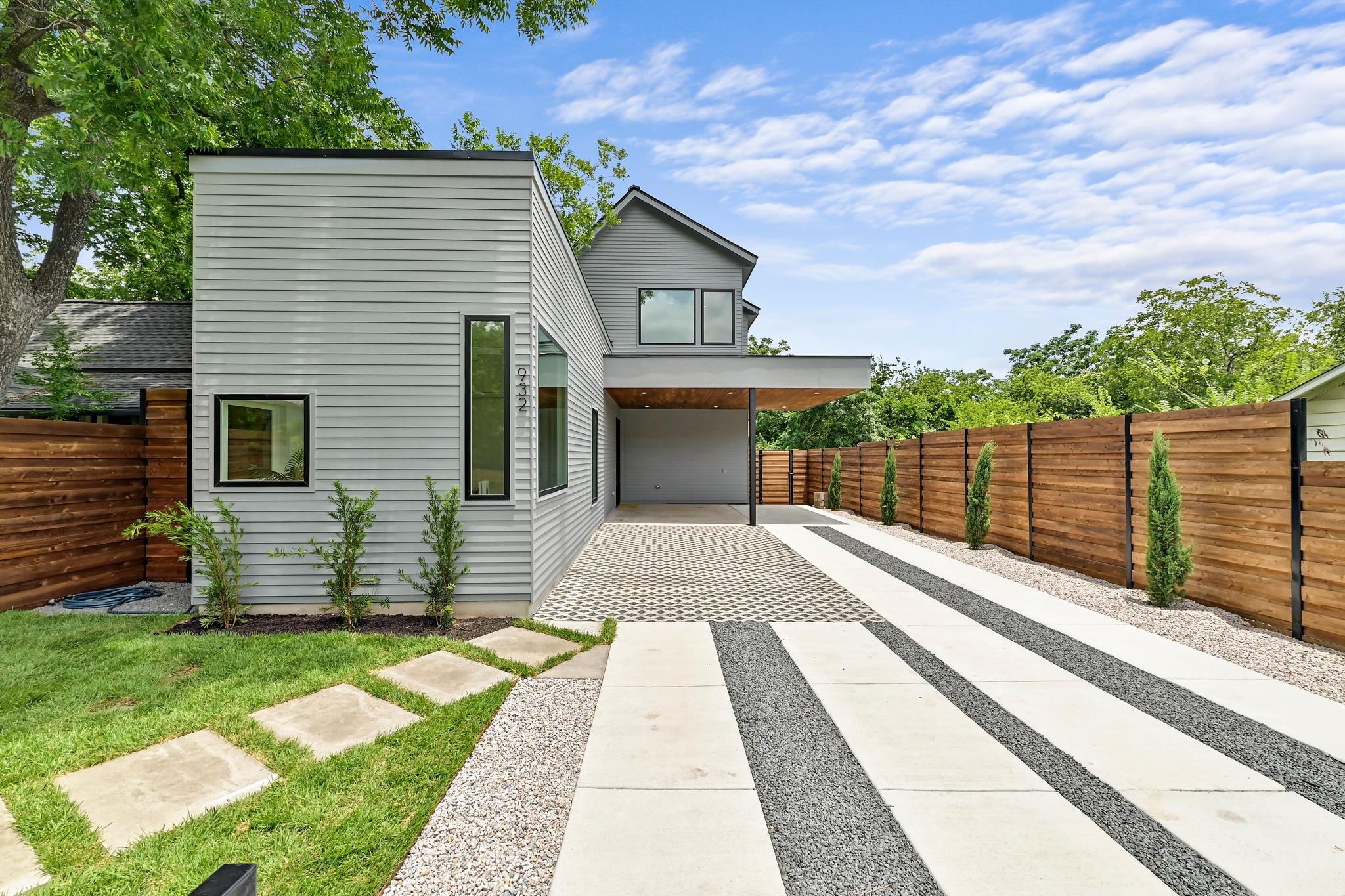 Listing photo 1 of 932 E 53rd St