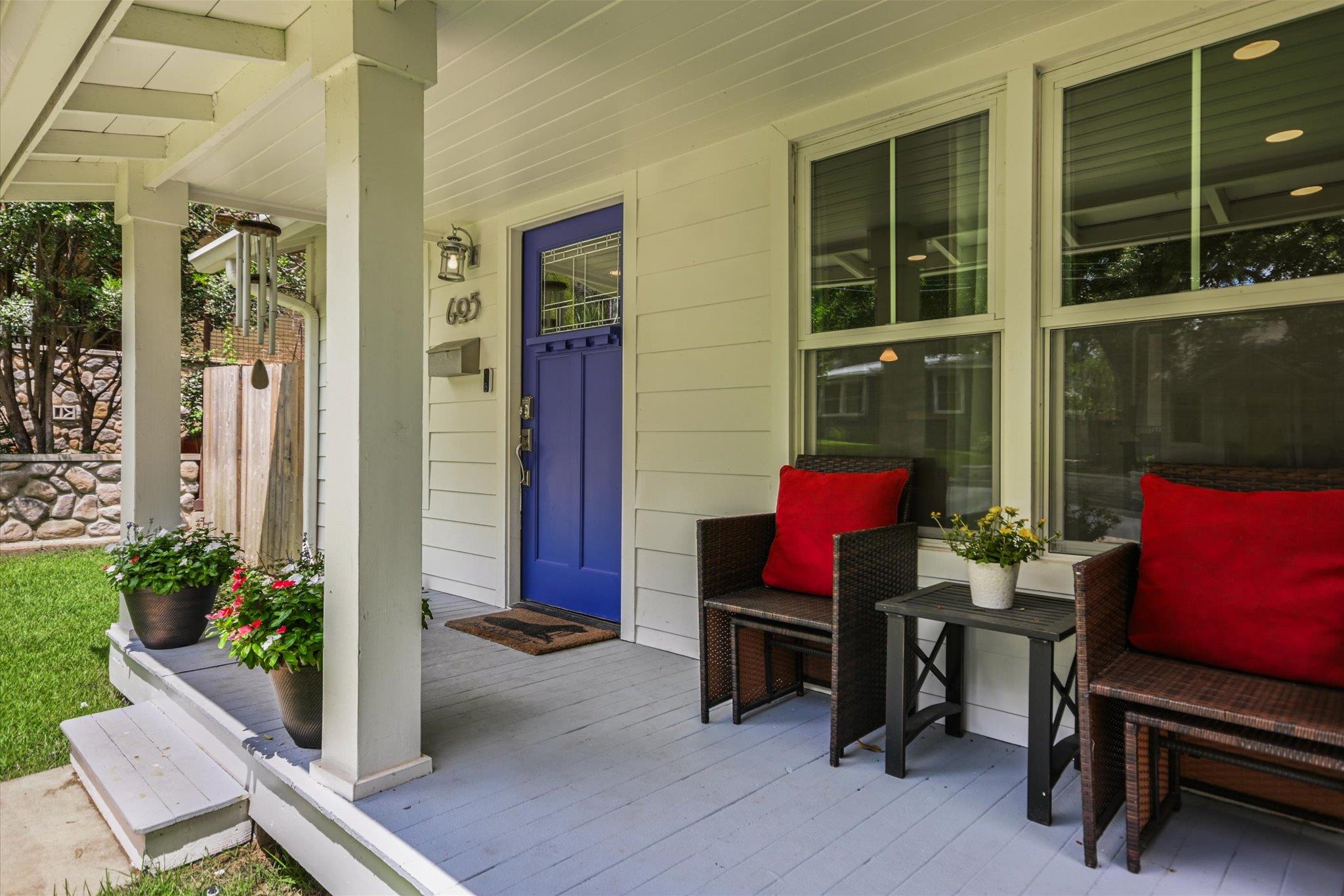 Listing photo 1 of 605  Deep Eddy Ave