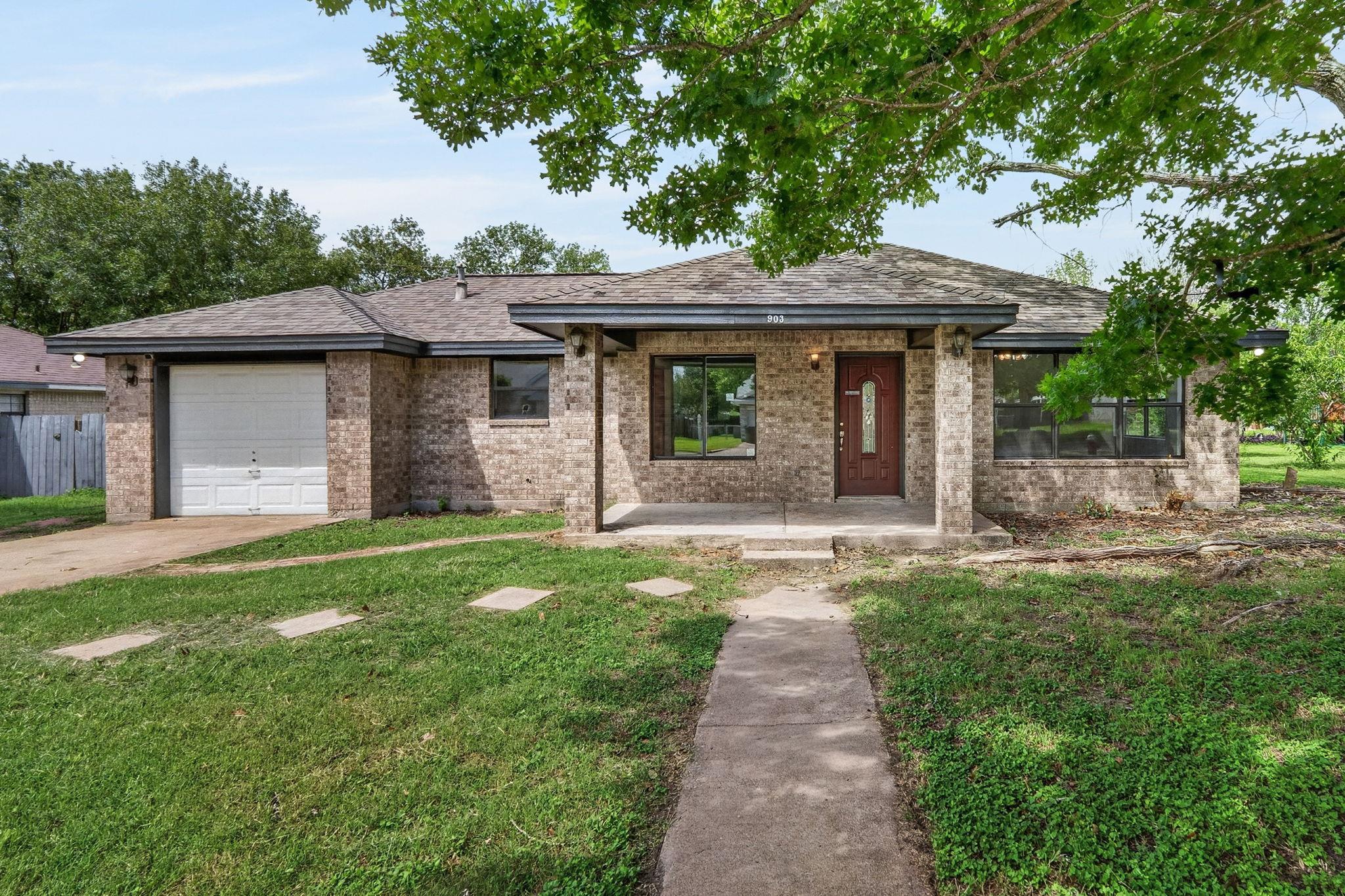 Listing photo 1 of 903  Travis St