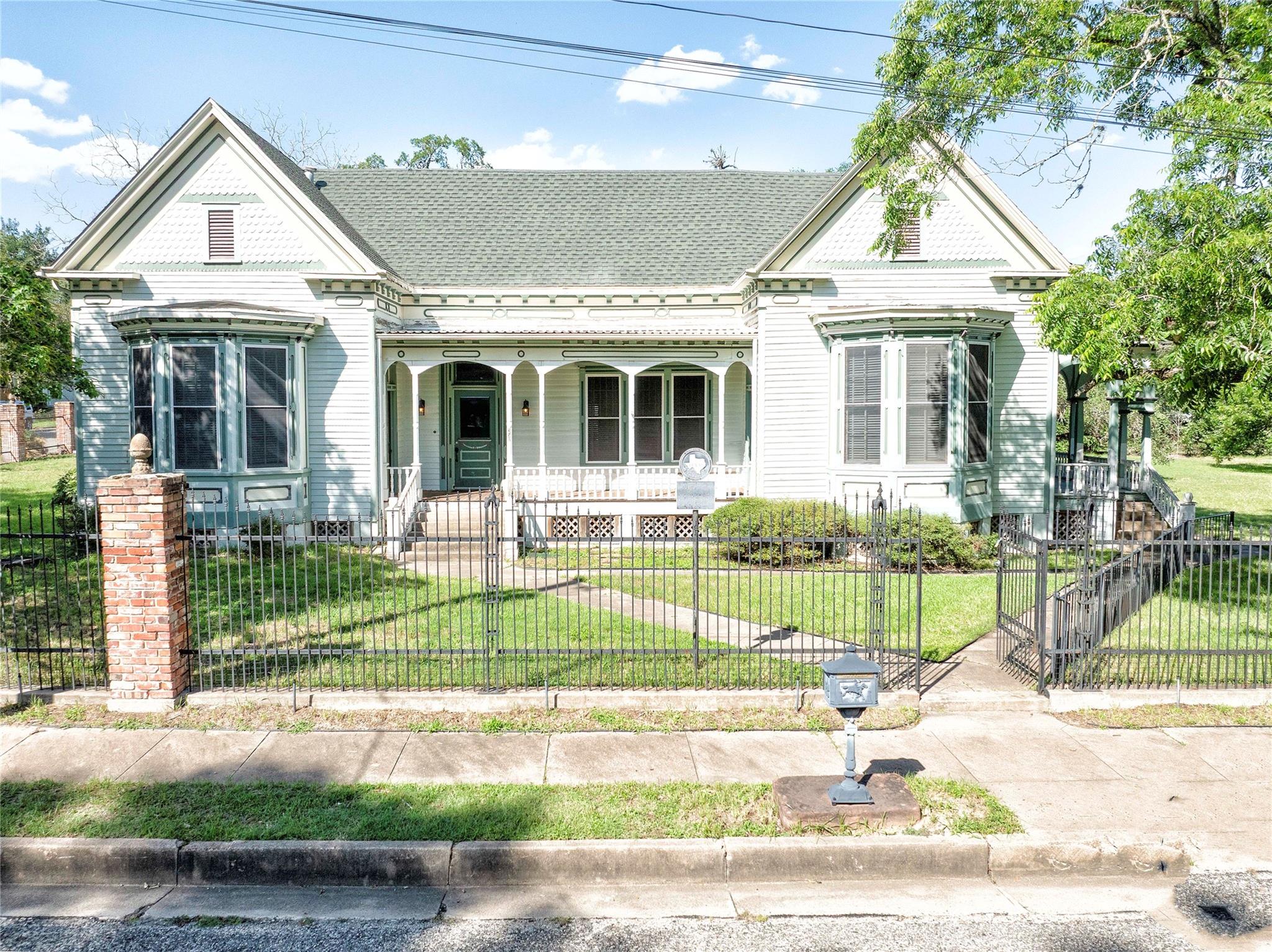 Listing photo 1 of 350 N Madison St