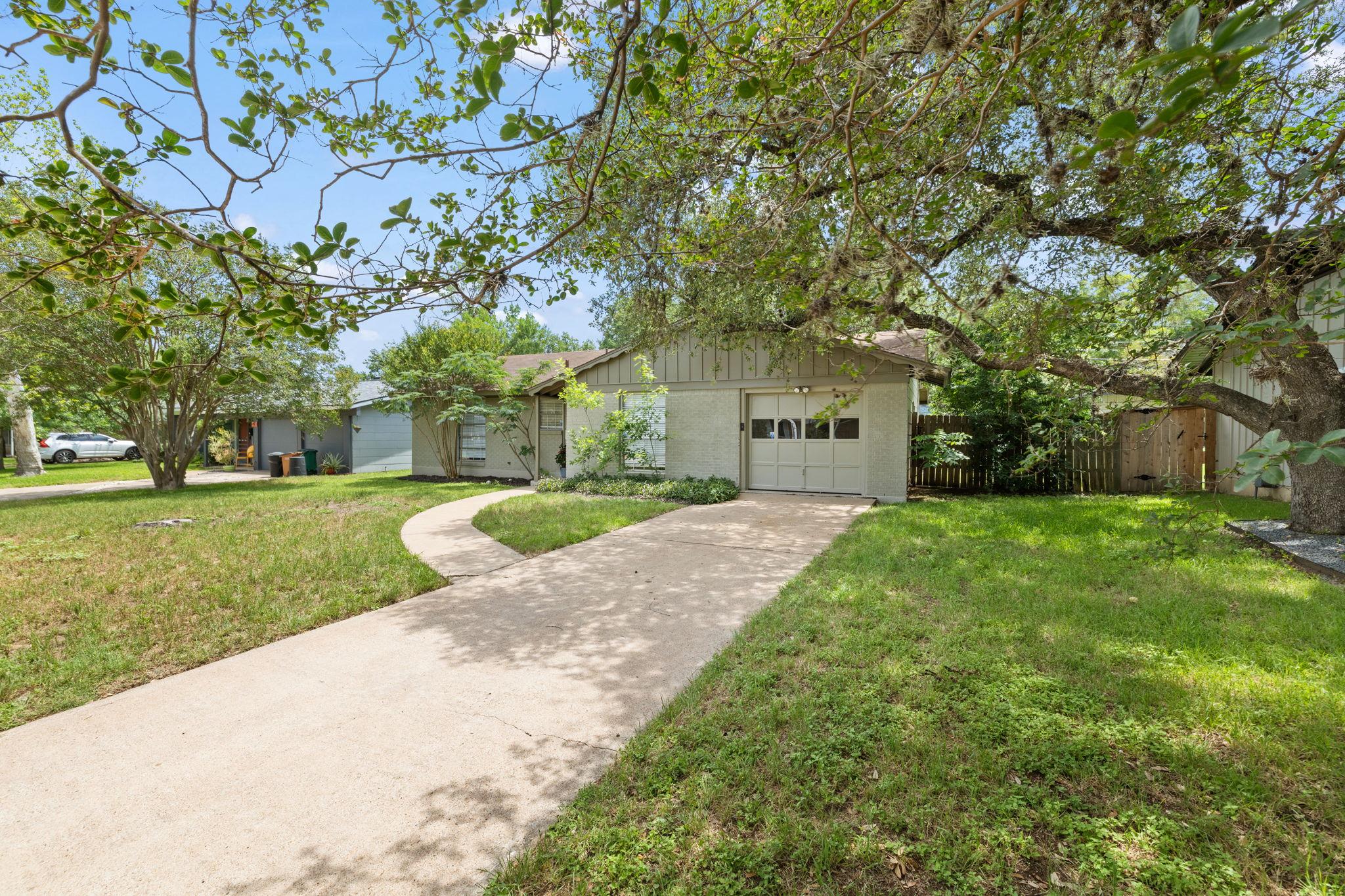 Listing photo 1 of 2015  Fair Oaks Dr