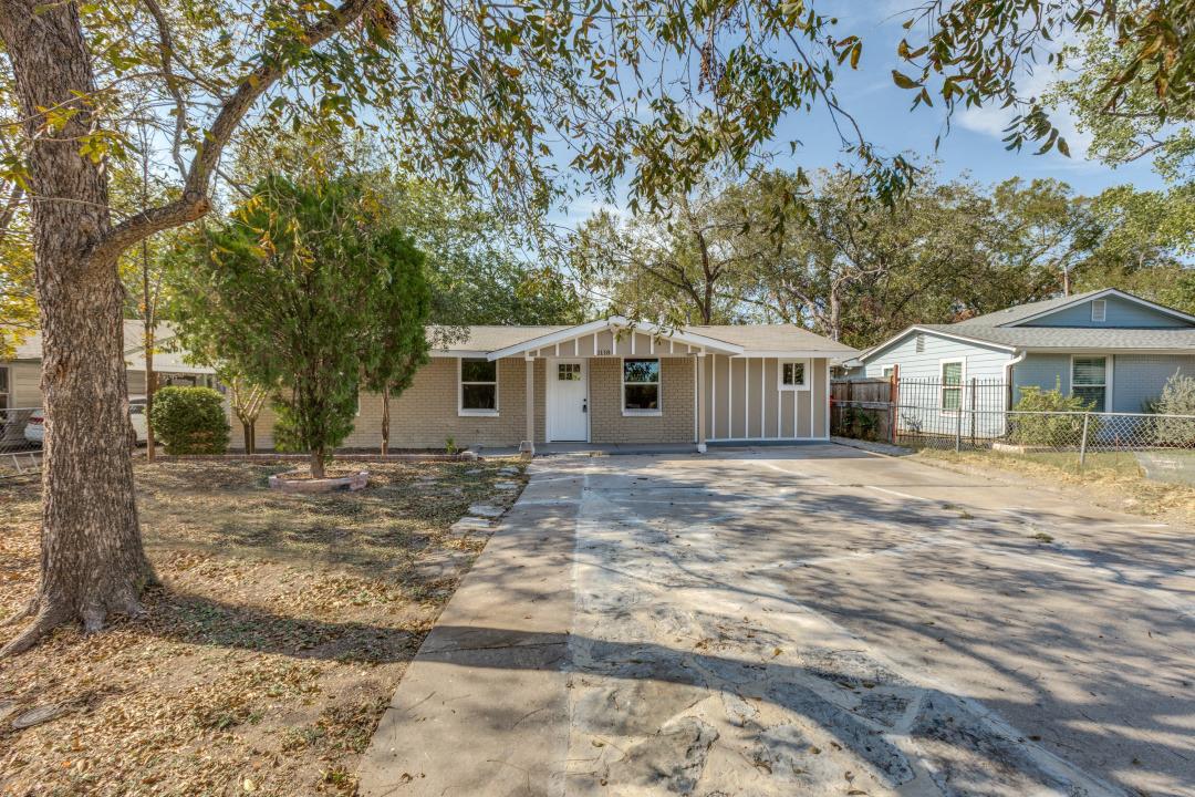 A classic ranch-style home features a spacious co