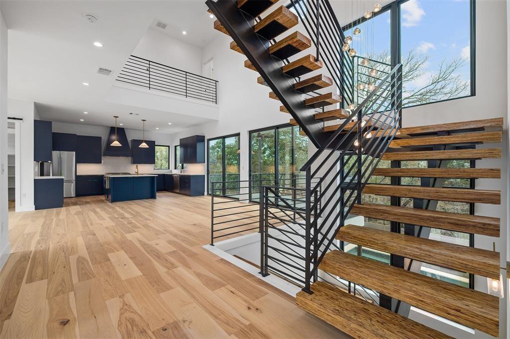 Ảnh nhà đang rao bán 1 của 200 N Lake Hills Dr