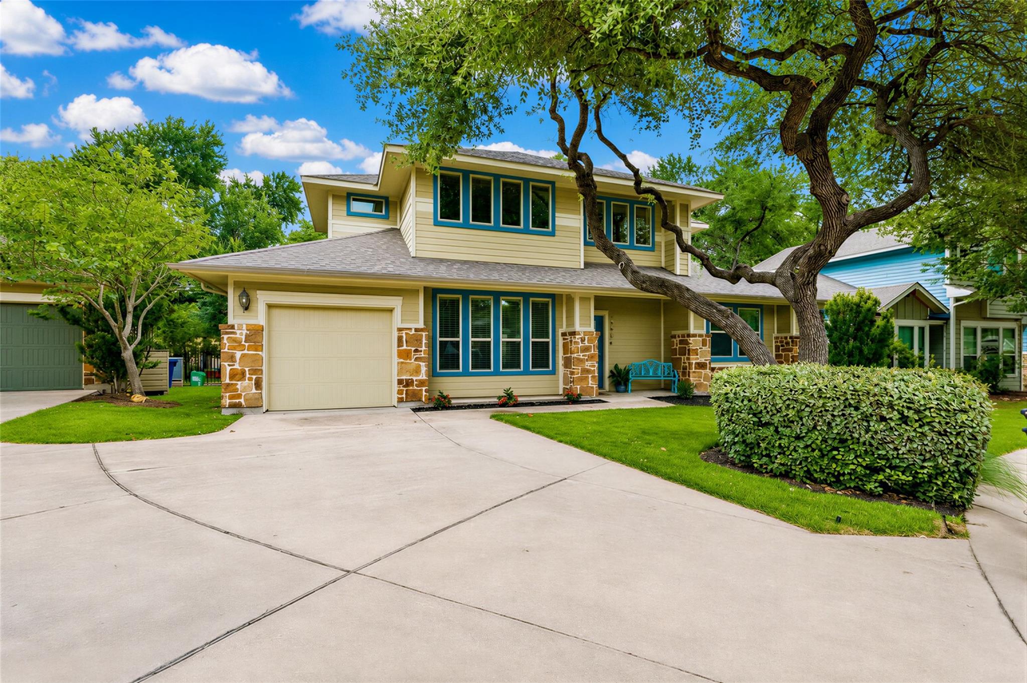 Listing photo 1 of 10904  Railway Ln