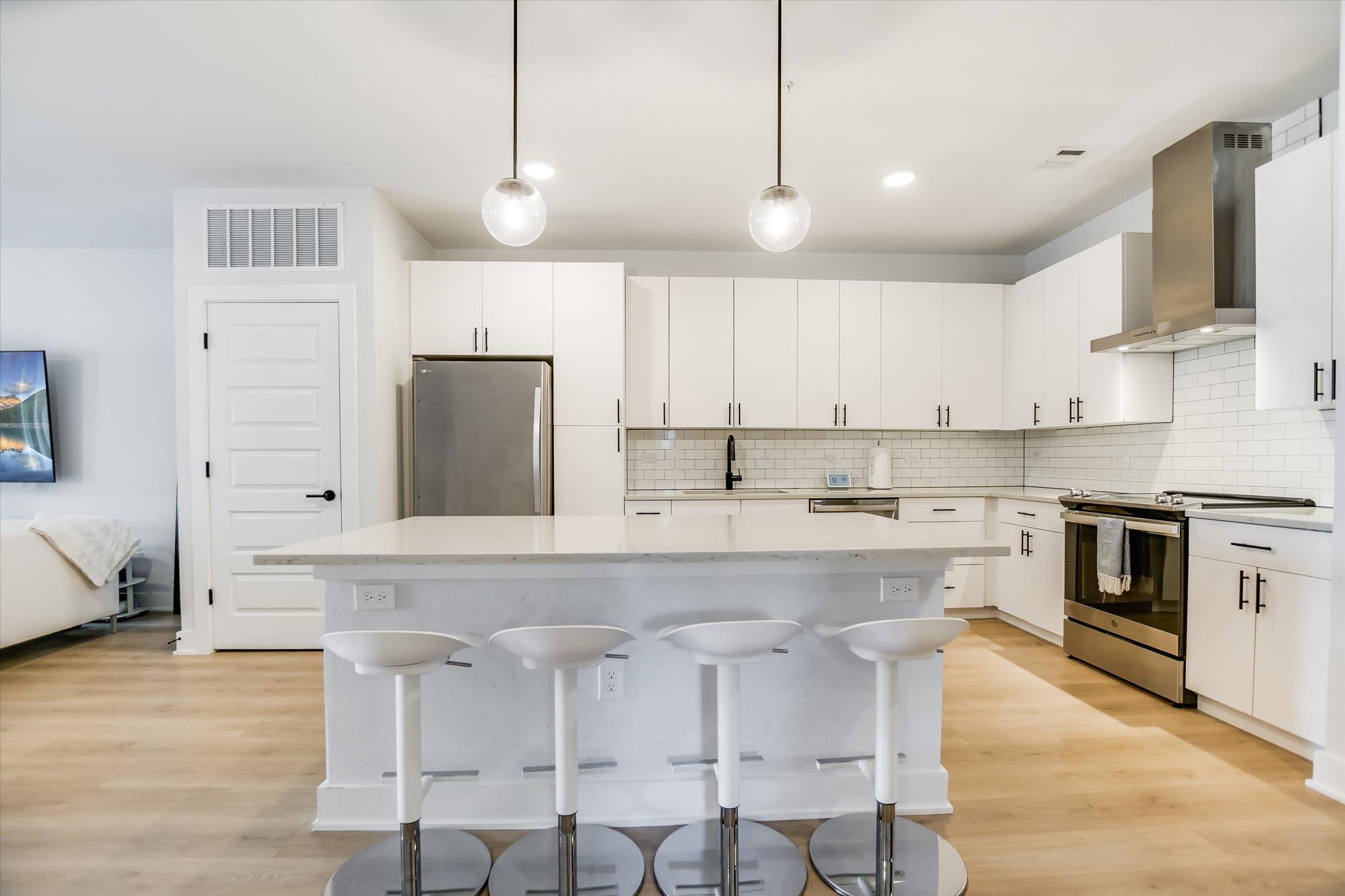 Listing photo 1 of 3101  Govalle Ave  #209
