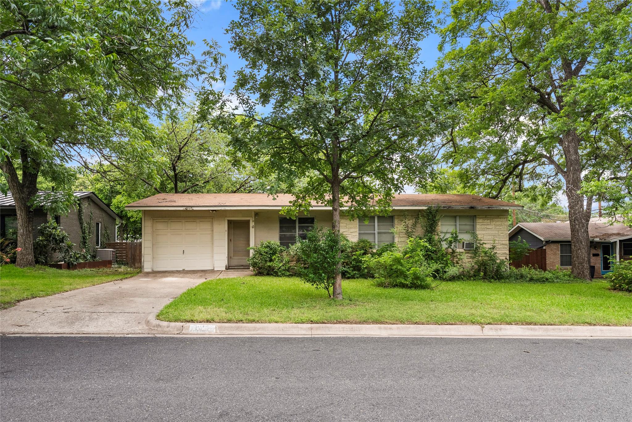 Listing photo 1 of 1102  Southwood Rd