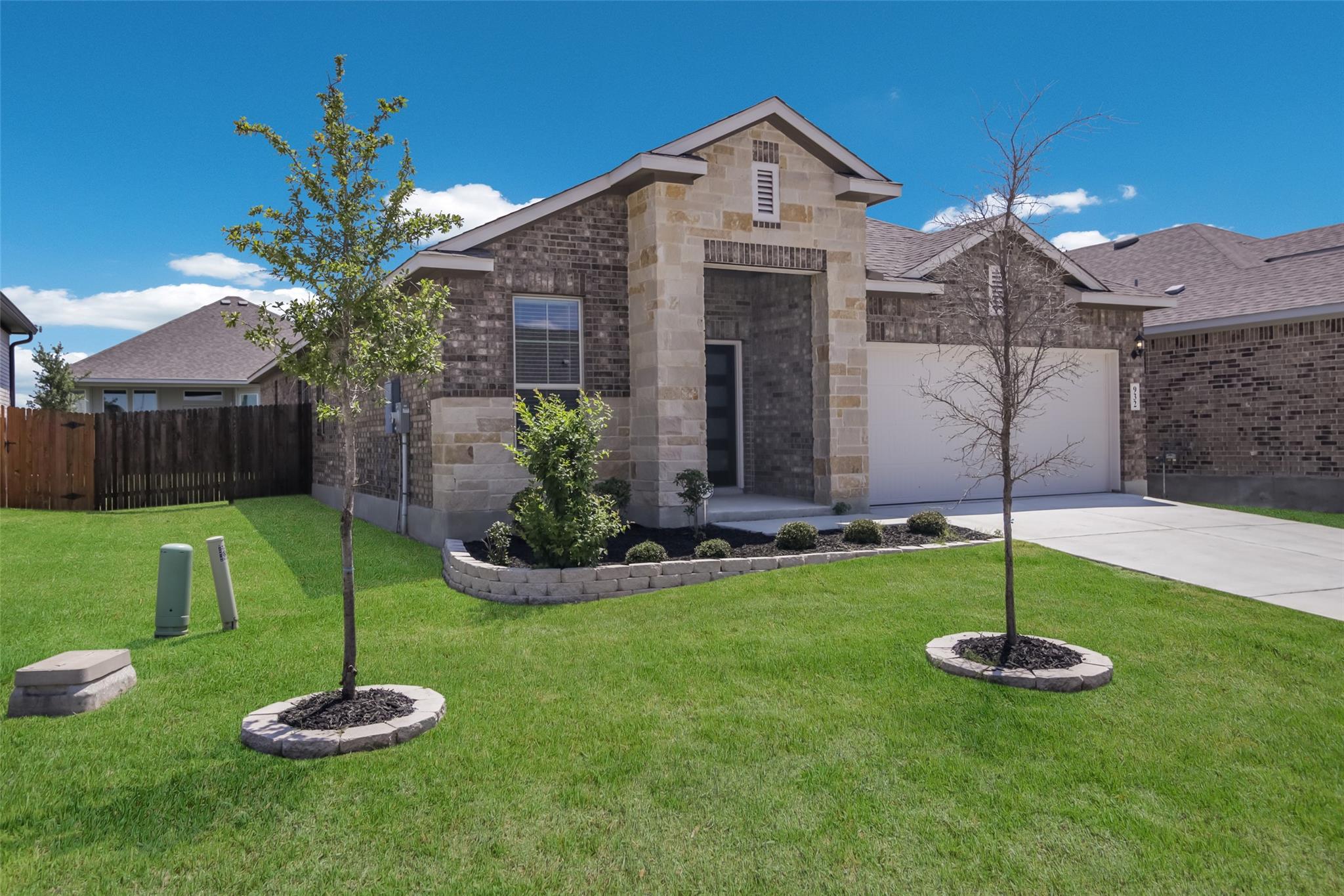 Listing photo 1 of 932  Ulster Dr Dr