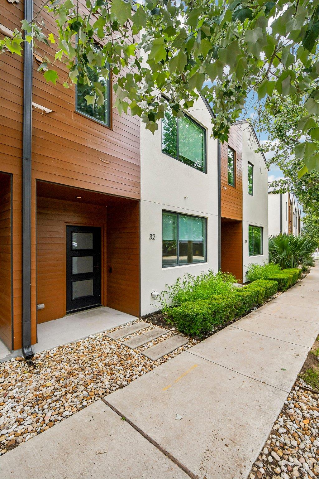Listing photo 1 of 1931 E 38th 1/2 St  #32