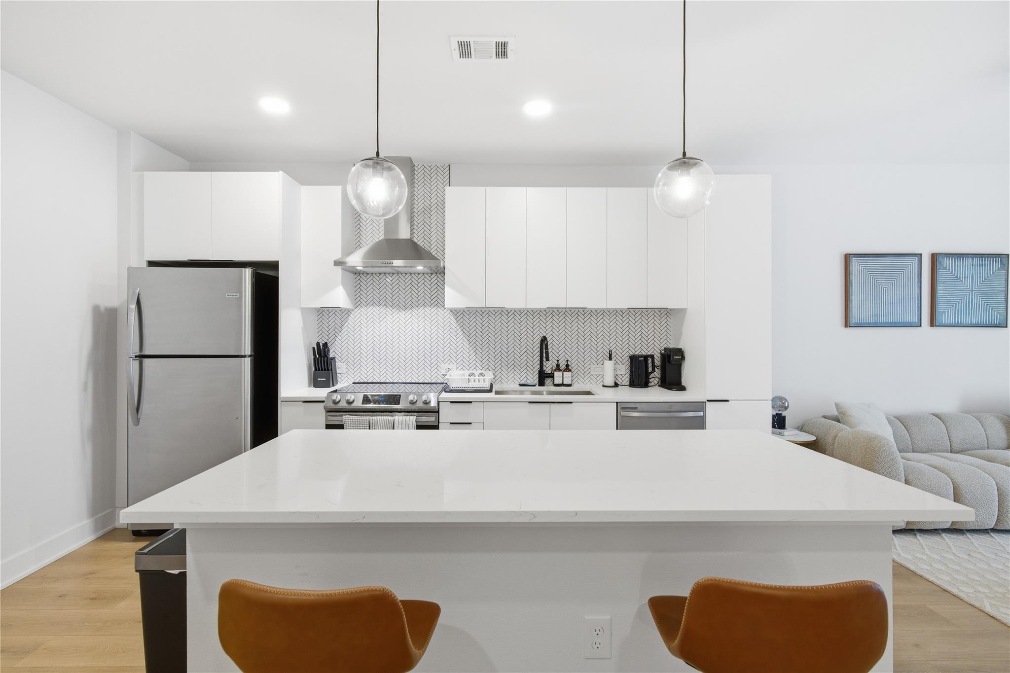 Listing photo 1 of 2500  Longview St  #219