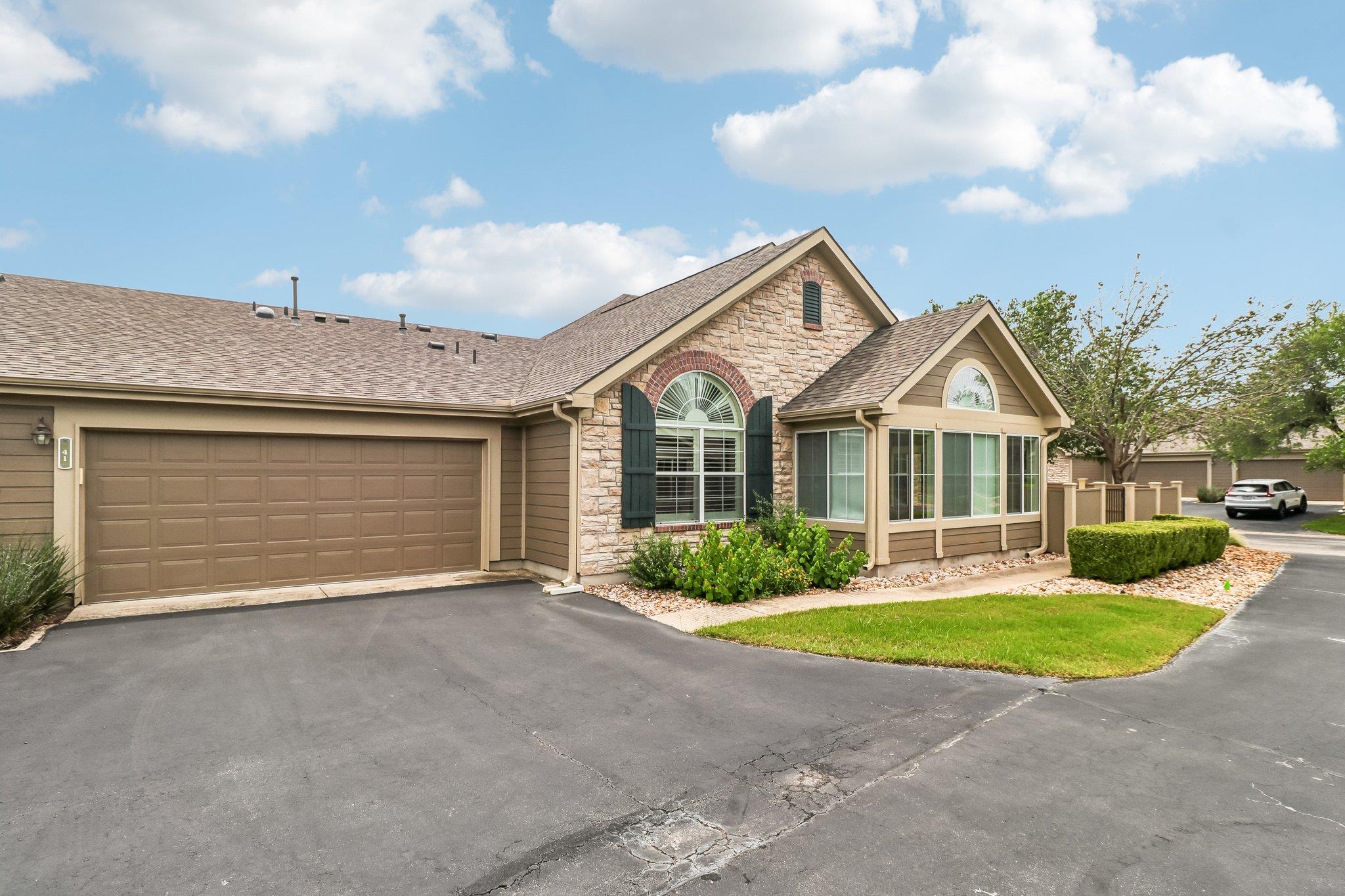 Listing photo 1 of 30  Wildwood Dr  #41