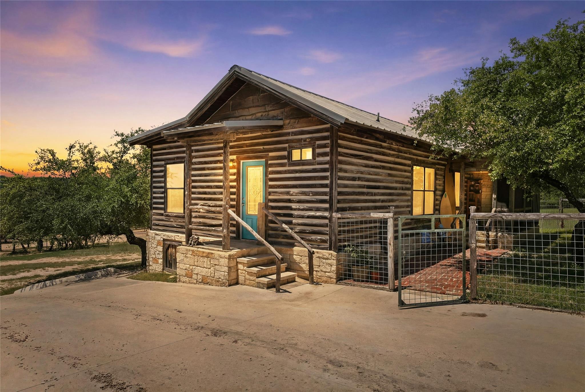 Listing photo 1 of 496  Middleton Rd