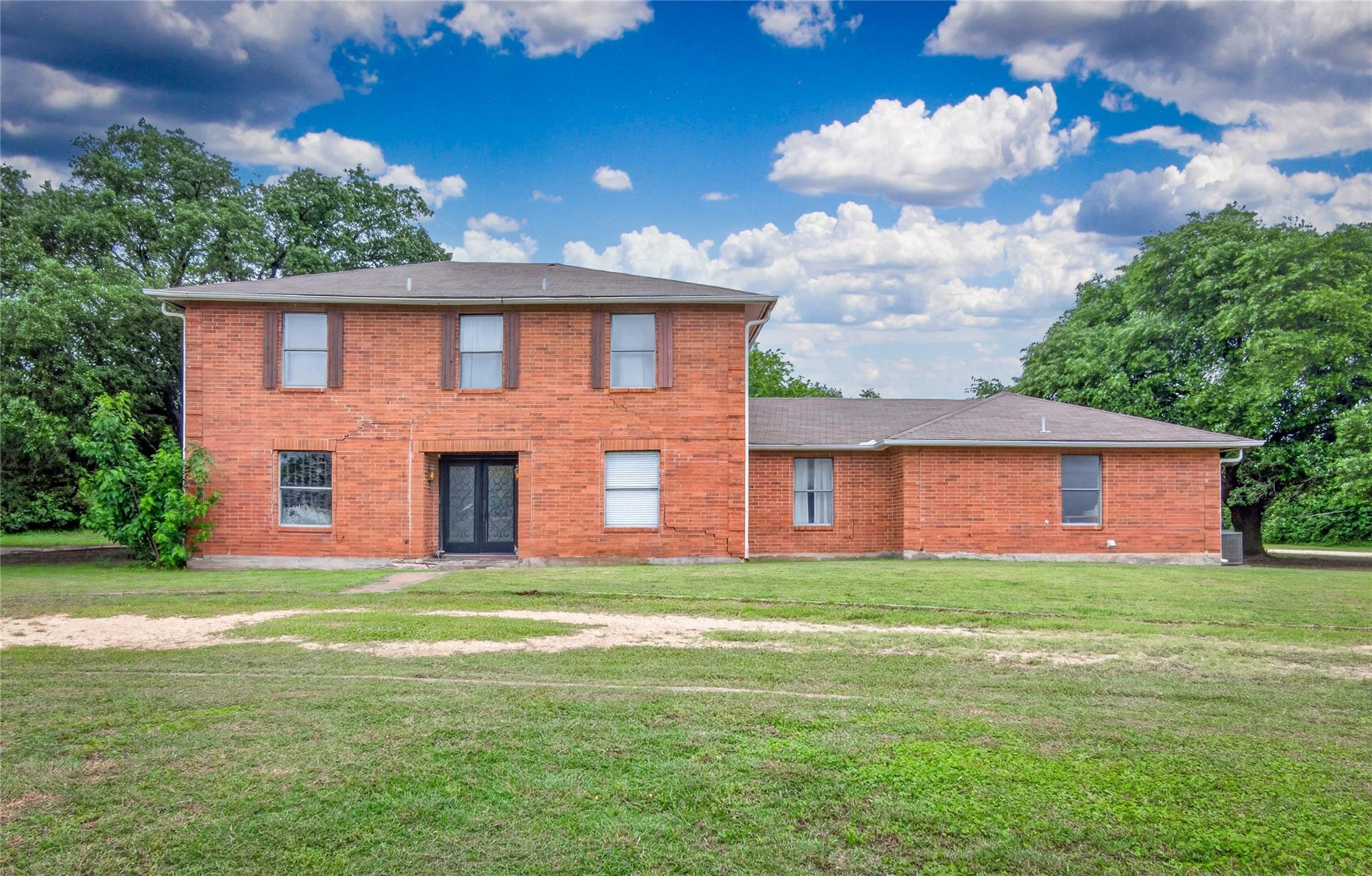 Listing photo 1 of 1405  Southwood Hills Dr