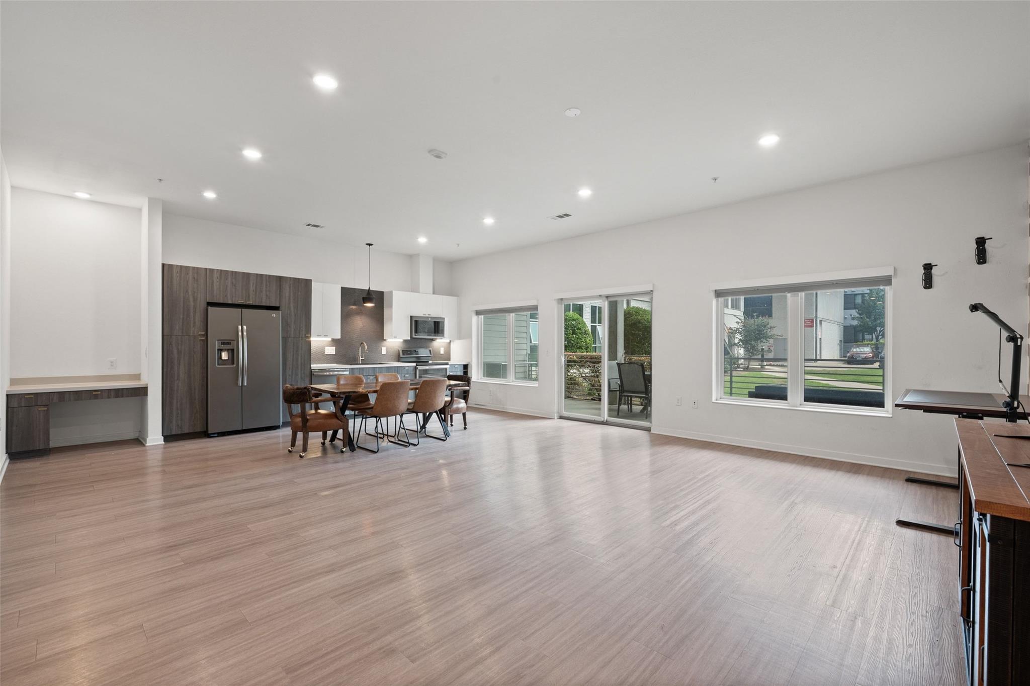 Listing photo 1 of 4361 S Congress Ave  #111