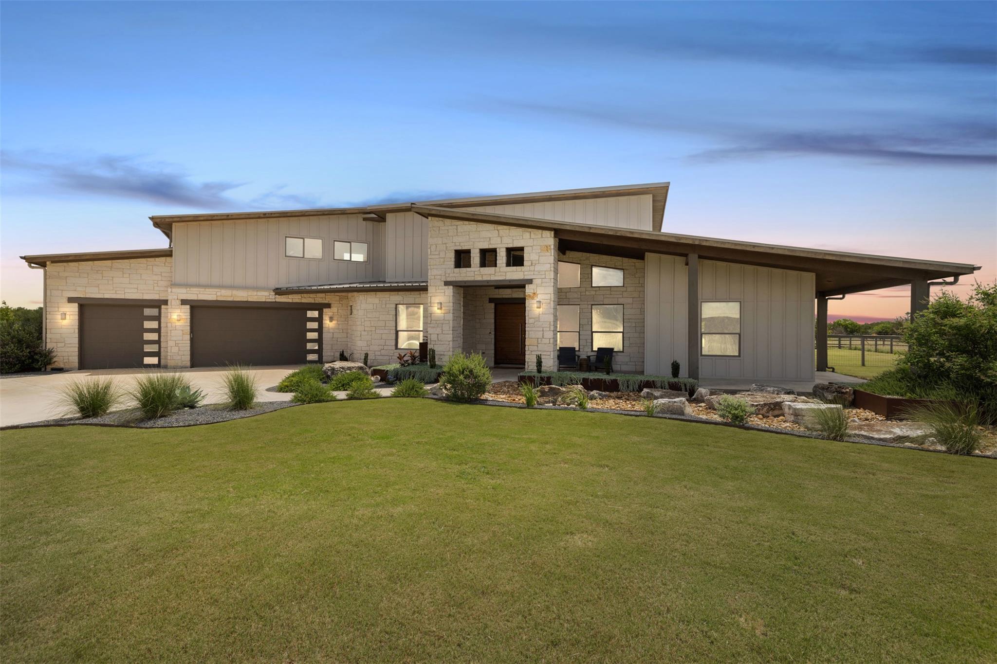 Listing photo 1 of 215  Mesa Vista Dr