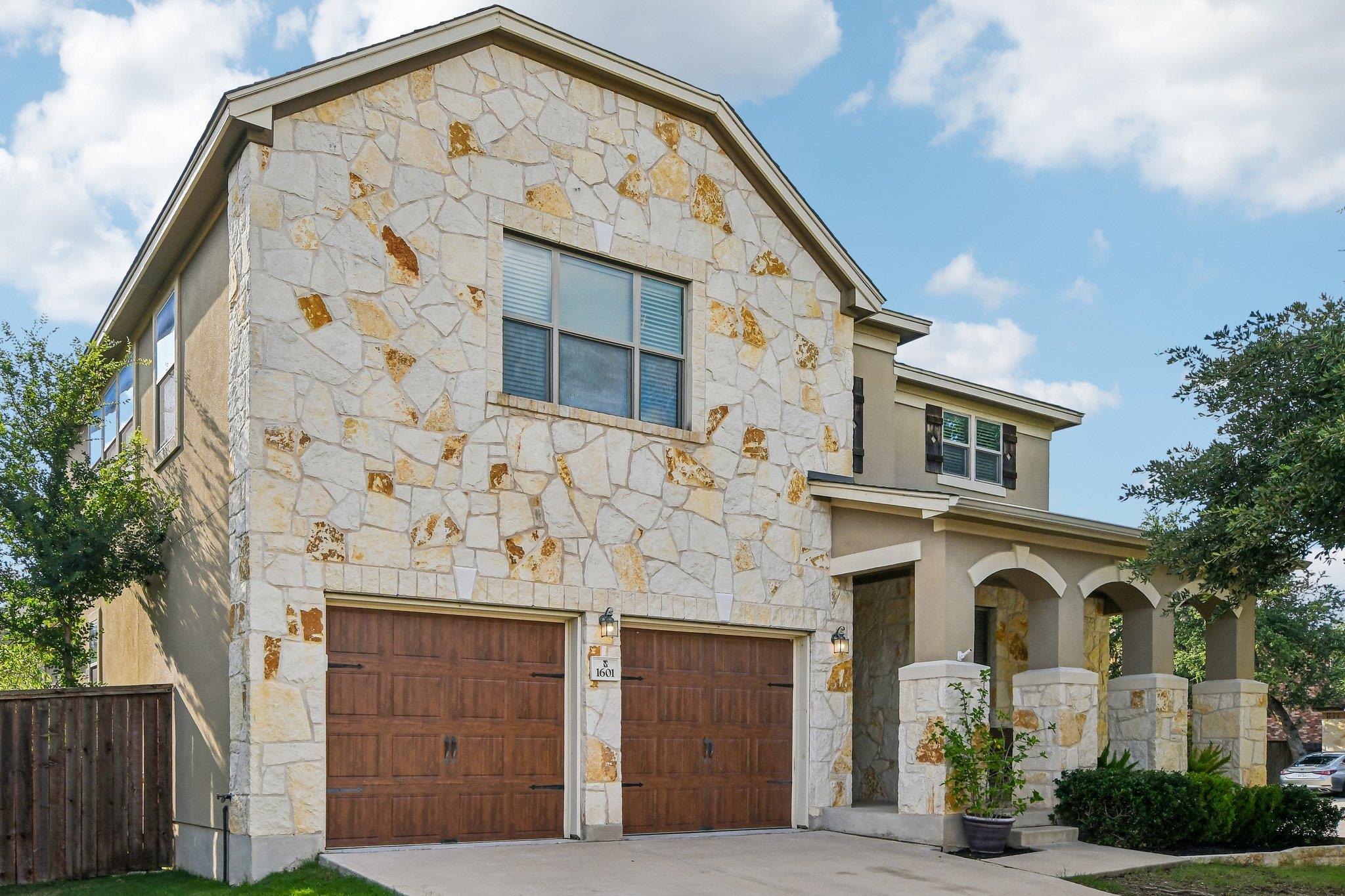 Listing photo 1 of 1601  Bovina Dr