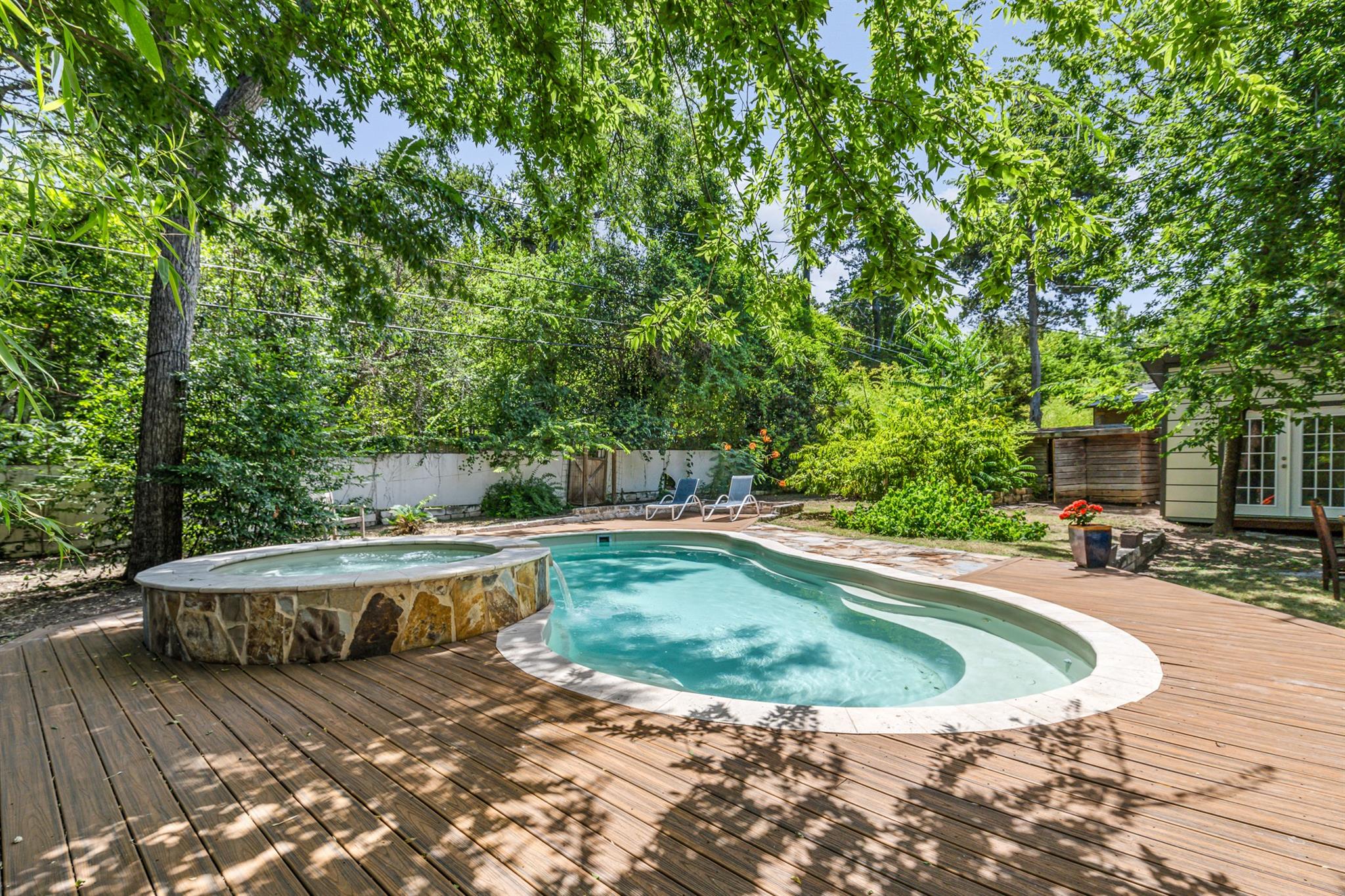 Listing photo 1 of 1208  Fairwood Rd
